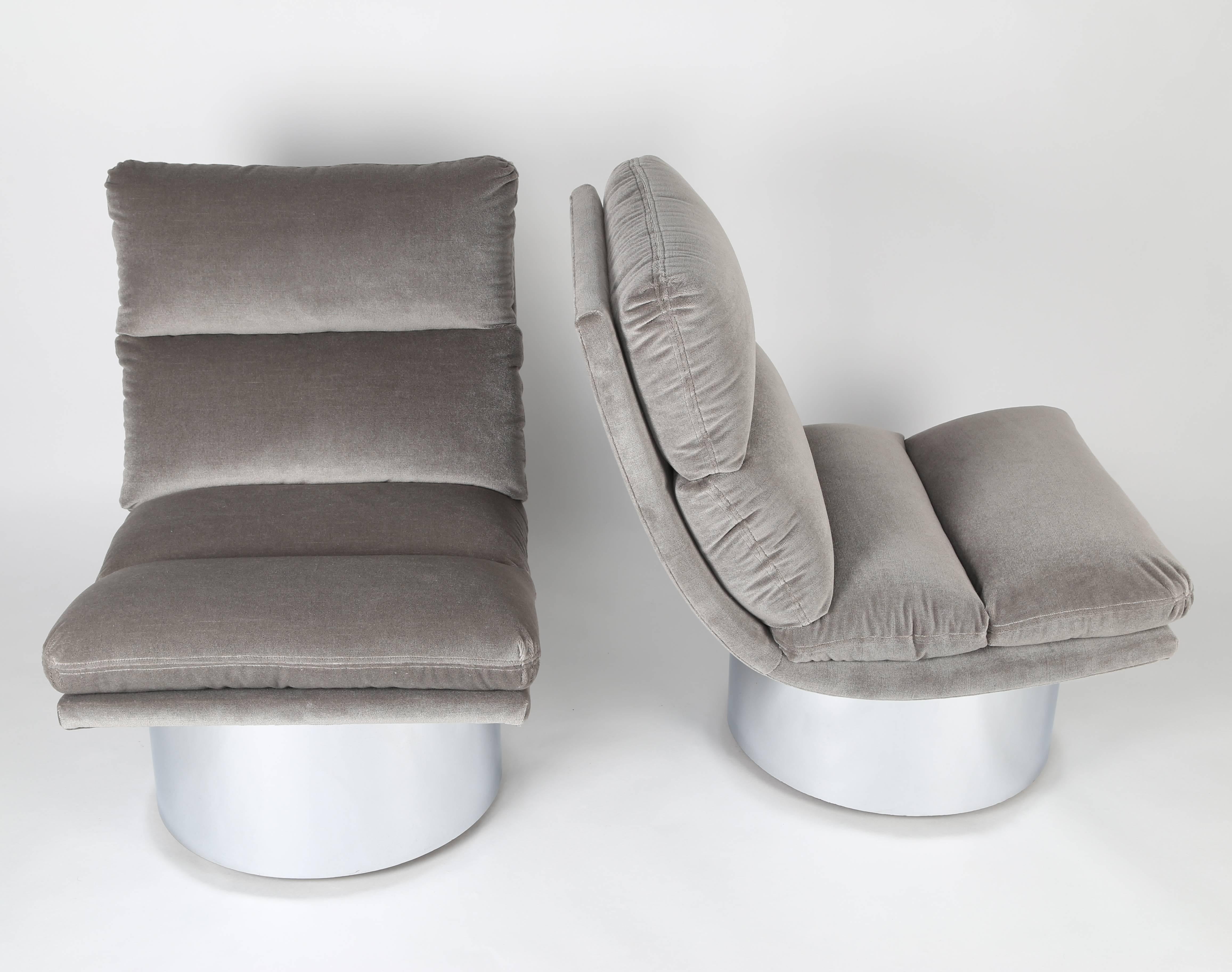 Chrome-Base Swivel Lounge Chairs in Mohair In Excellent Condition In Brooklyn, NY