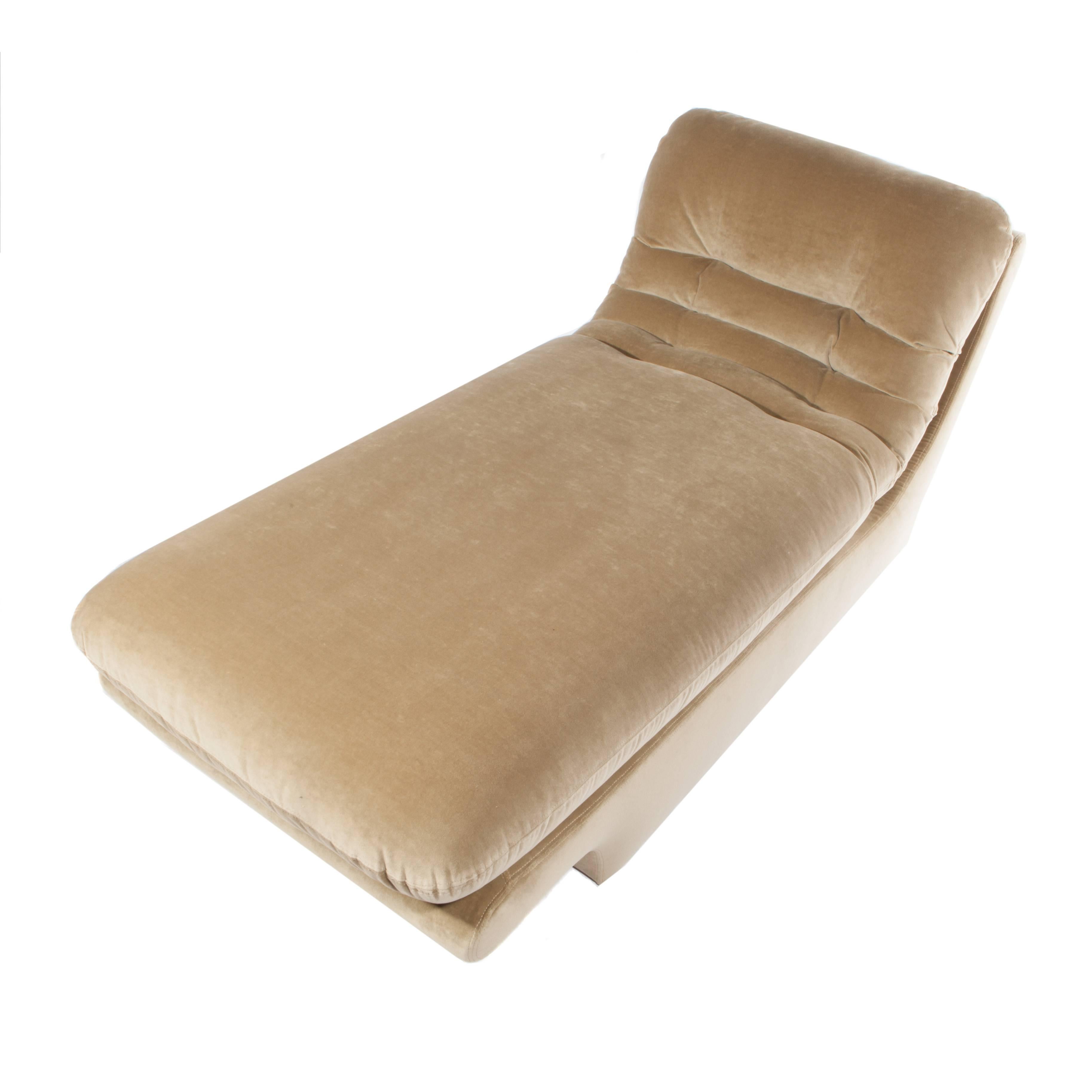This large and comfortable 1970s chaise longue is fully upholstered and features rounded lines and a cantilevered foot. Newly reupholstered in a warm camel cotton velvet. This item is in our Brooklyn showroom.