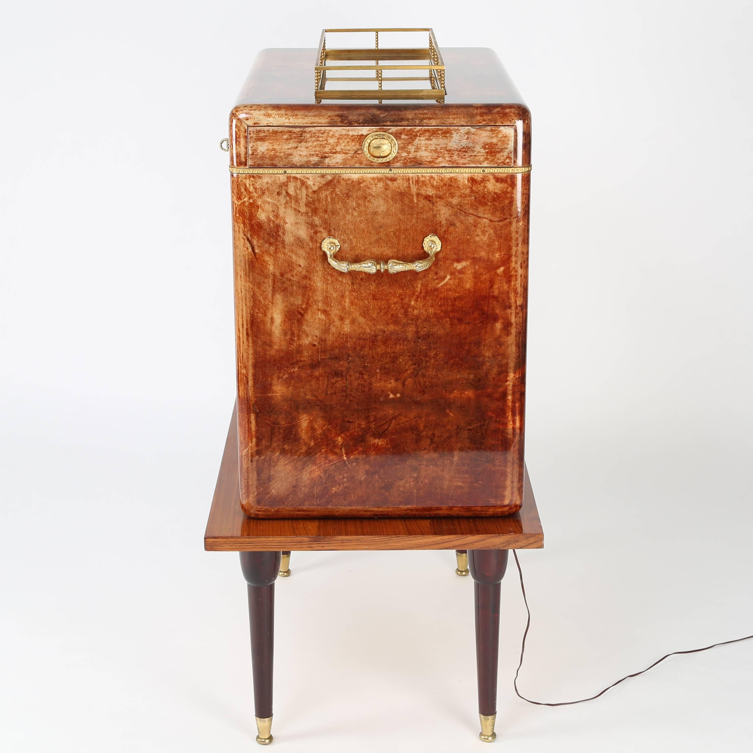 1950s Aldo Tura Goatskin Bar Cabinet with Serving Tray In Good Condition For Sale In Brooklyn, NY