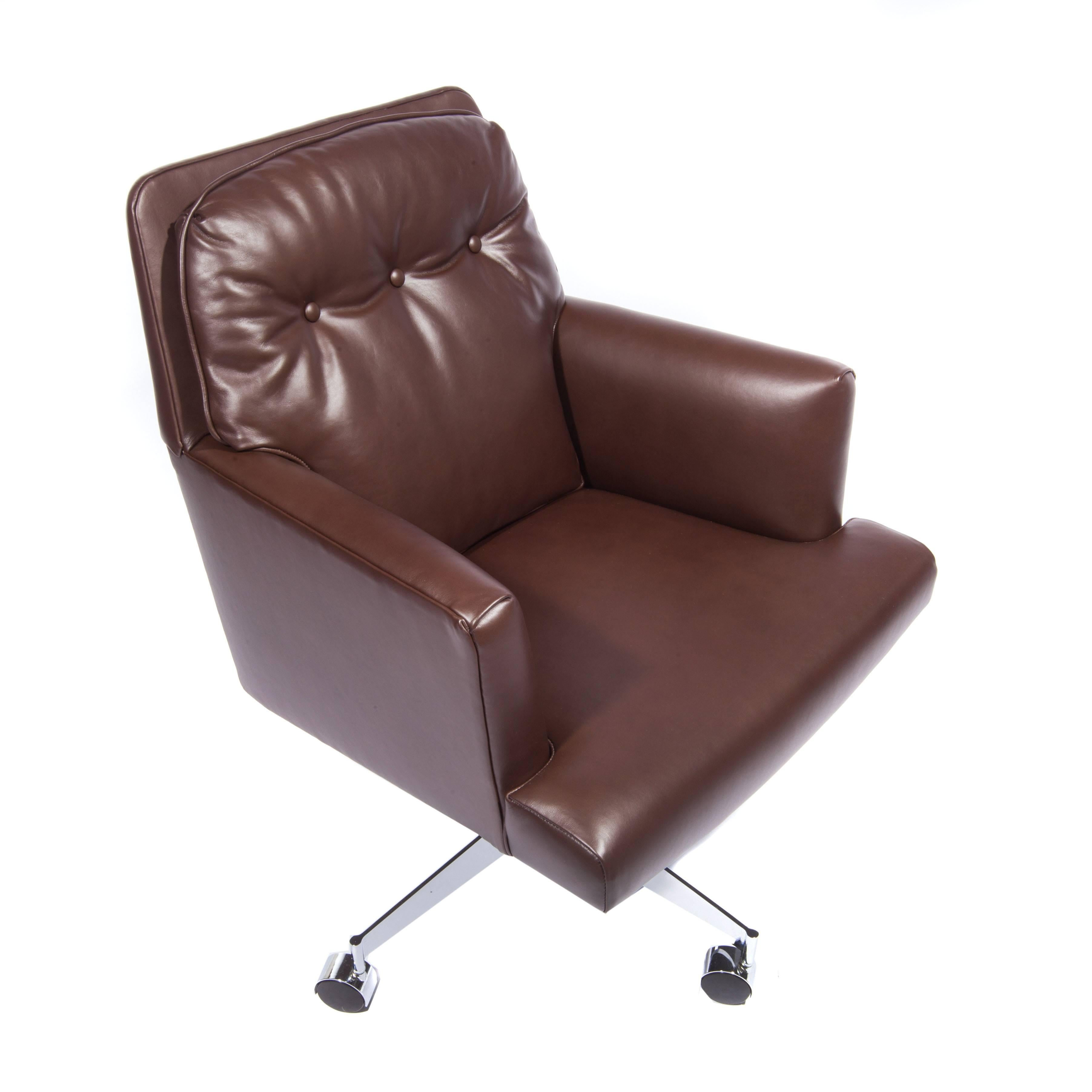 Swank, large and comfortable 1960s desk chair with a swivel base on four casters. Fully restored with new button-tufted chocolate-brown leather upholstery; re-chromed; new casters. 

