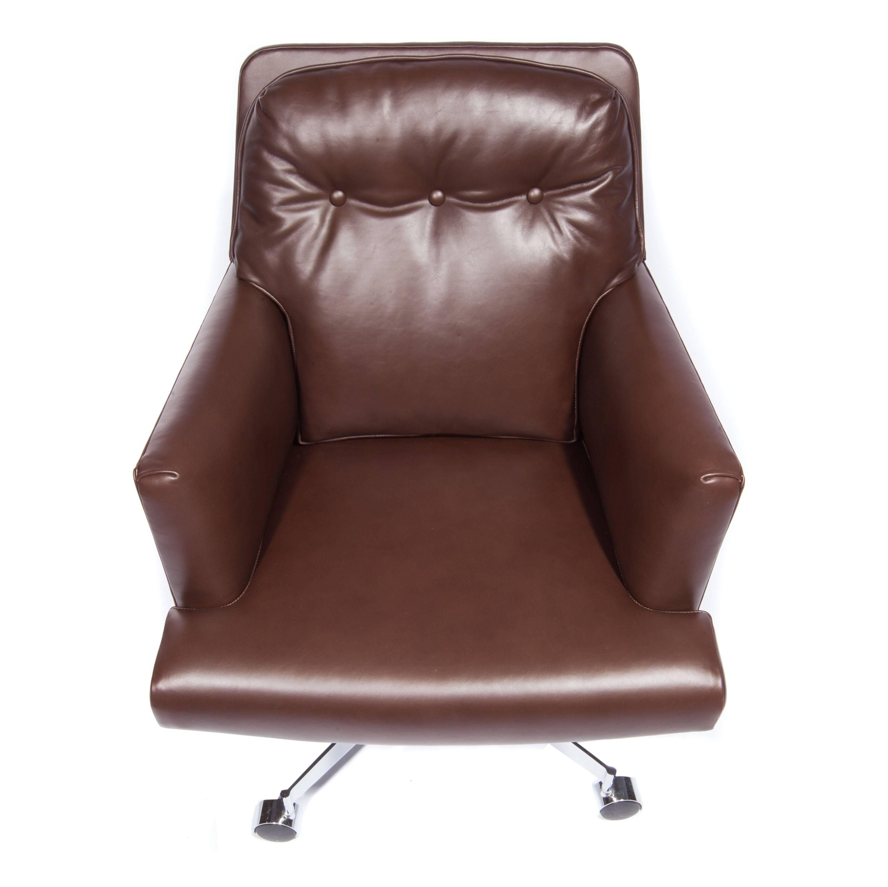 Mid-20th Century Leather and Chrome Executive Swivel Chair by Dunbar, circa 1960s