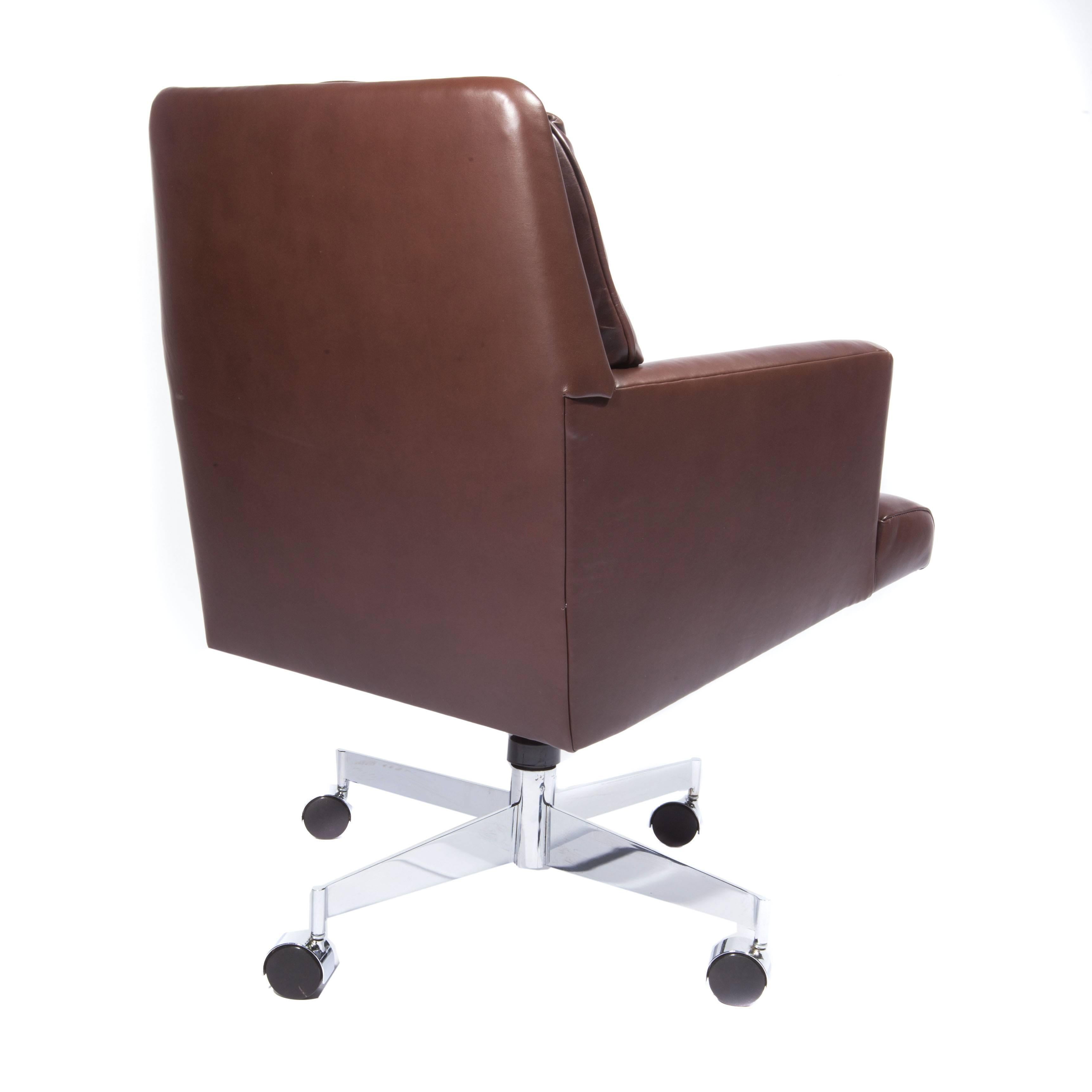 Leather and Chrome Executive Swivel Chair by Dunbar, circa 1960s 1