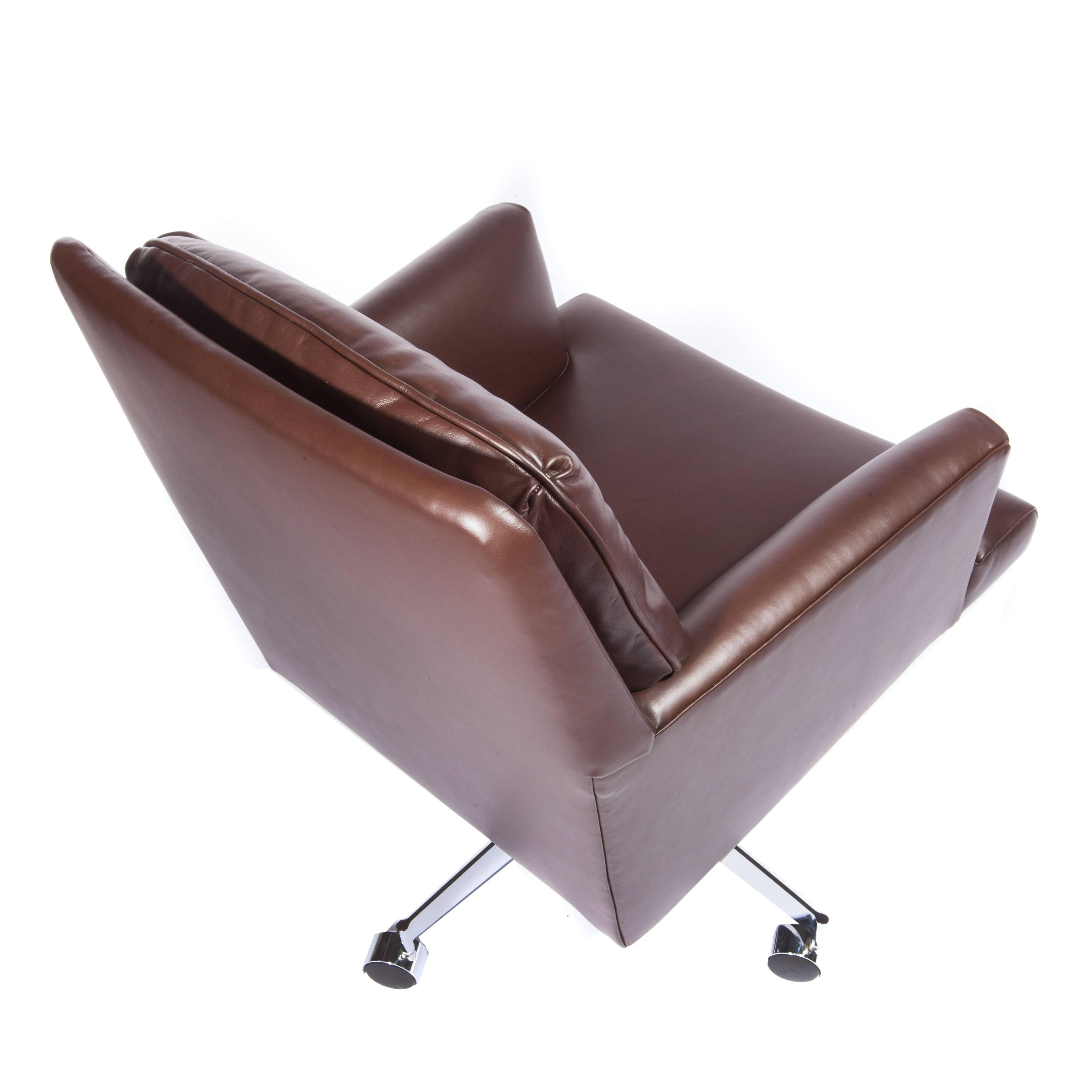 Leather and Chrome Executive Swivel Chair by Dunbar, circa 1960s 2