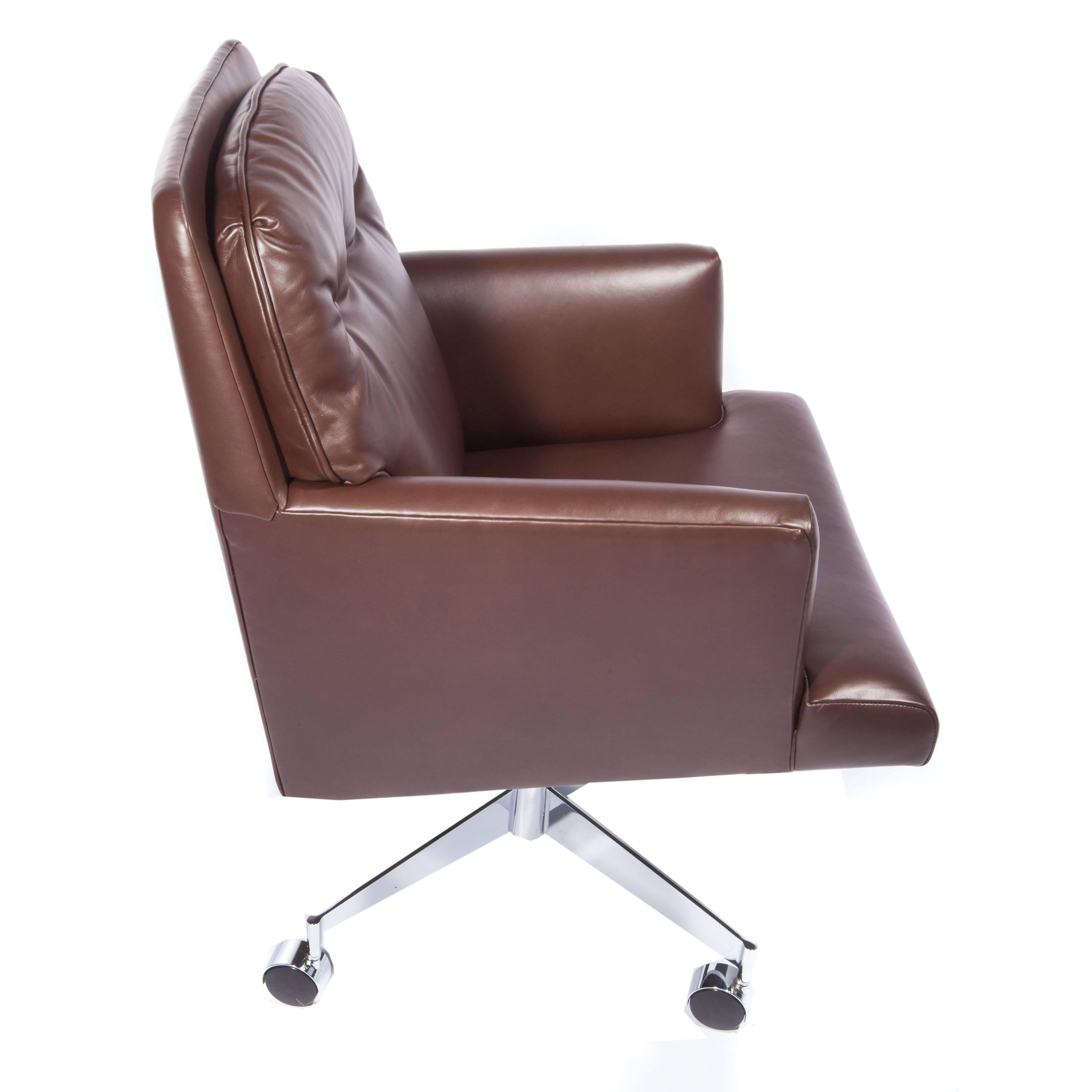 Leather and Chrome Executive Swivel Chair by Dunbar, circa 1960s 3
