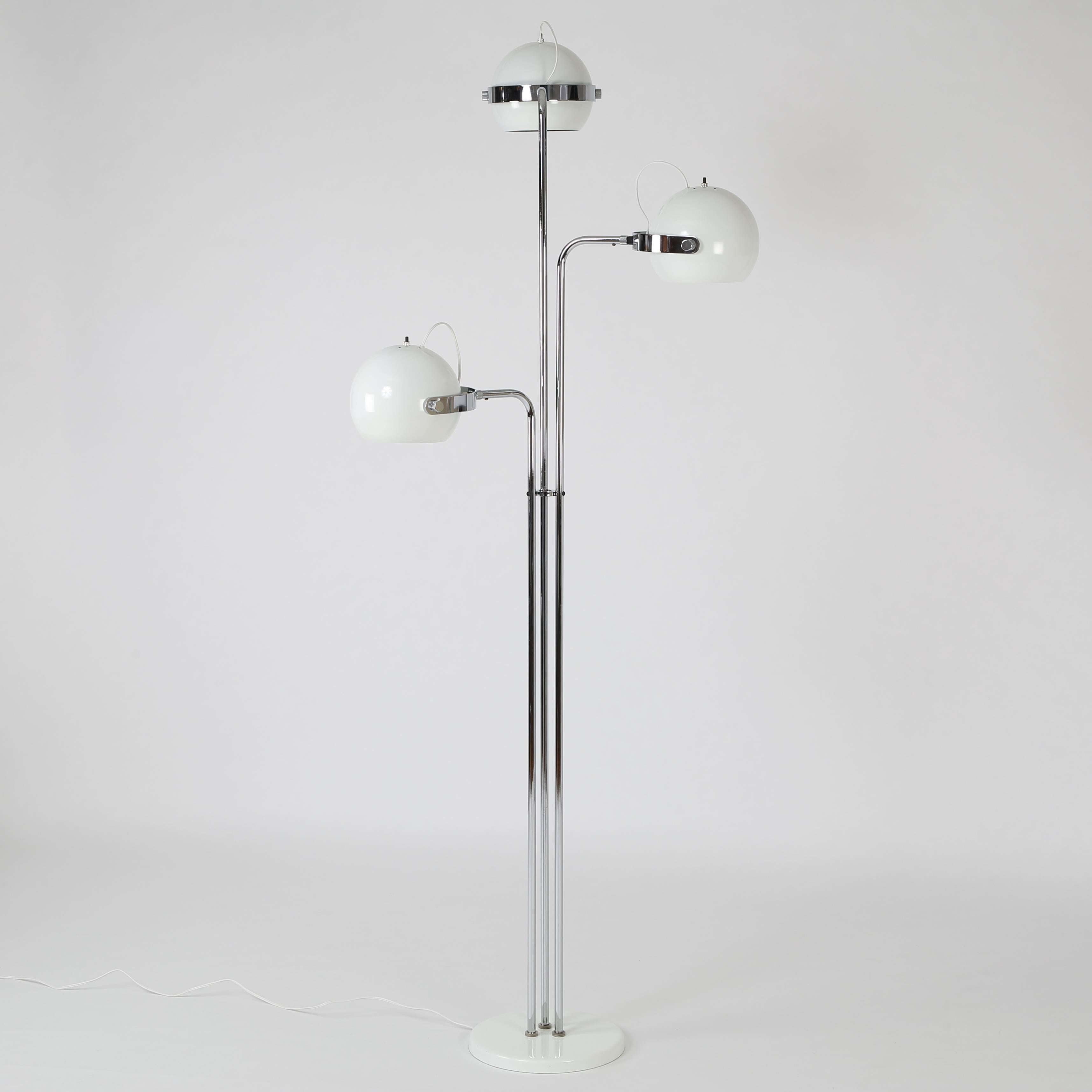 This rare and striking space-age floor lamp by American lighting designer Robert Sonneman features three white-enamel spherical shades that rotate and swivel to cast light in any direction. Each head controlled by its own switch powering a