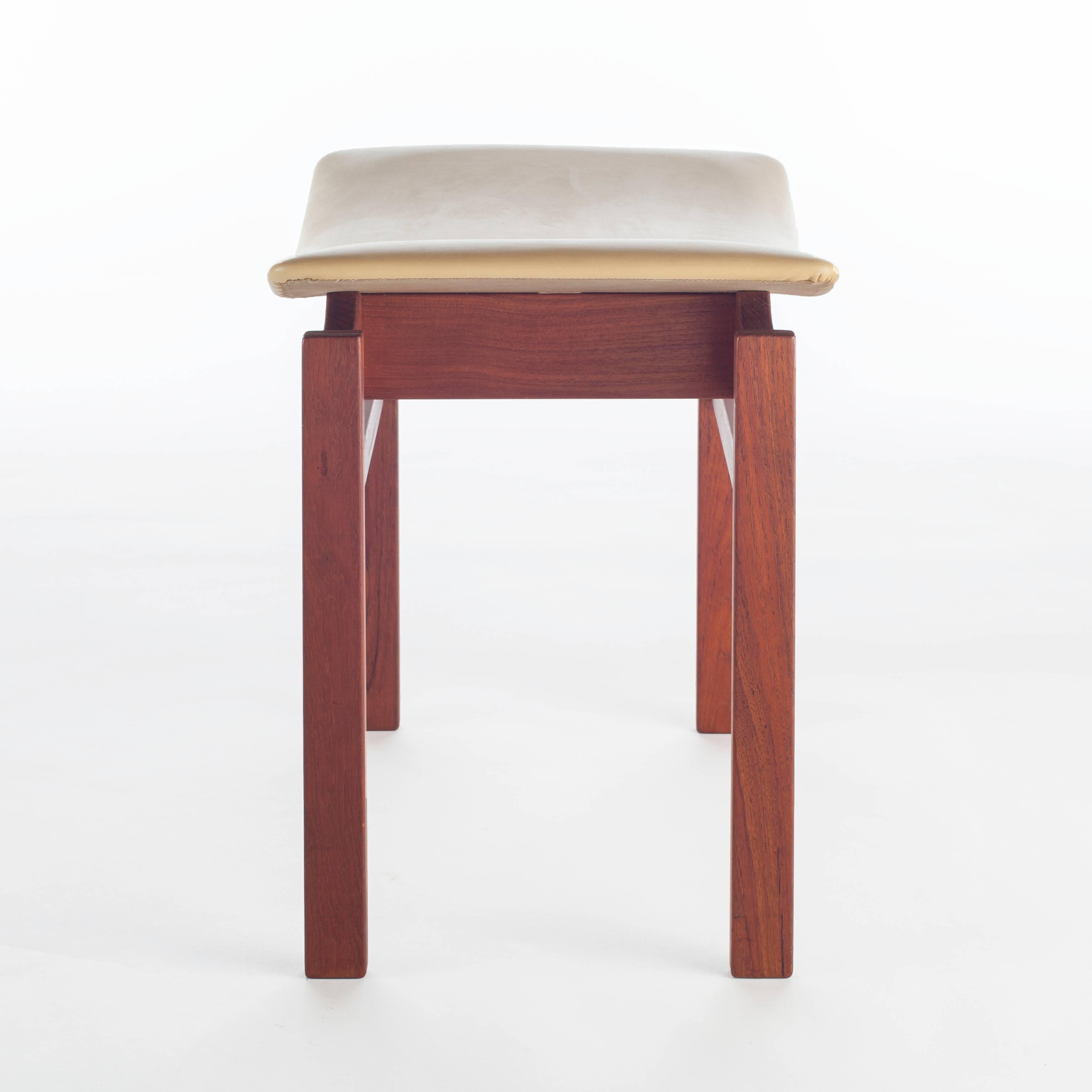 Mid-20th Century Set of Three Walnut and Leather Stools by Jens Risom, circa 1950s For Sale