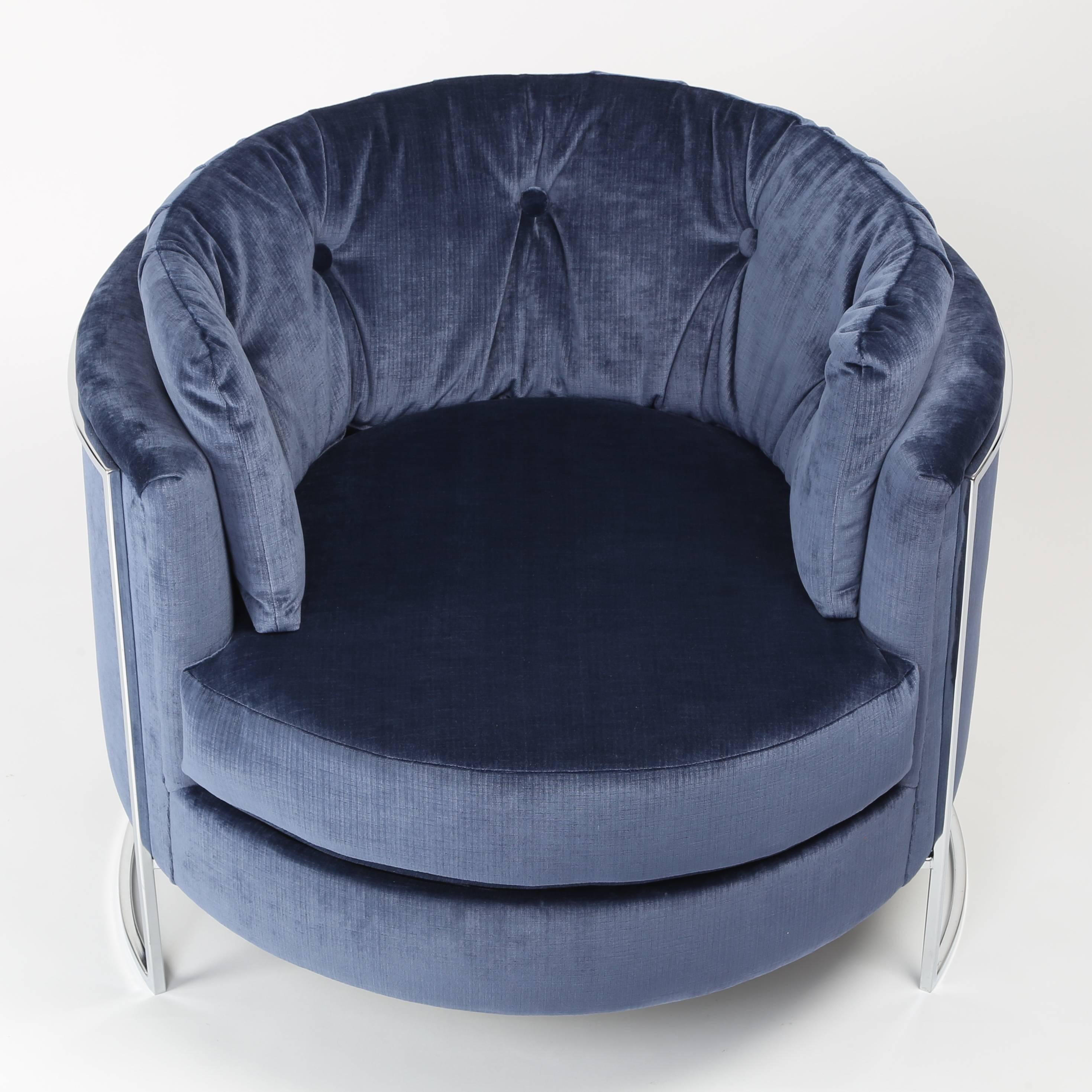 Cozy 1970s barrel-back lounge chair by Milo Baughman. Circular seat is raised on a curved, polished-chrome frame, with a loose seat cushion and a hook-and-loop-attached tufted back cushion. Newly reupholstered in a rich blue velvet. 



