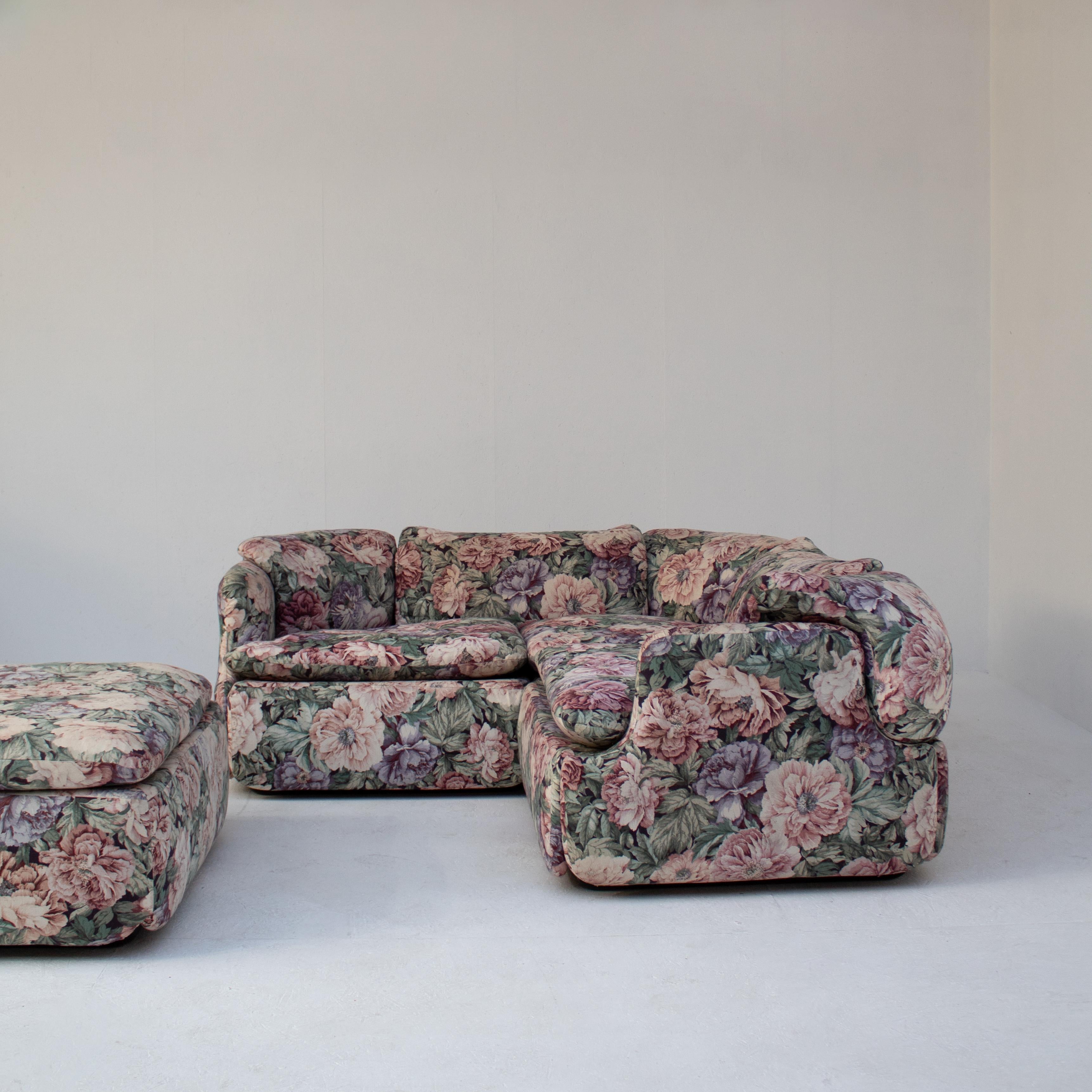 Ce canapé confidentiel original a été conçu par Alberto Rosselli pour Saporiti Italia au début des années 1970. C'est l'un des canapés modulaires les plus emblématiques de l'ère postmoderne italienne. Avec sa forme sculpturale et son tissu floral