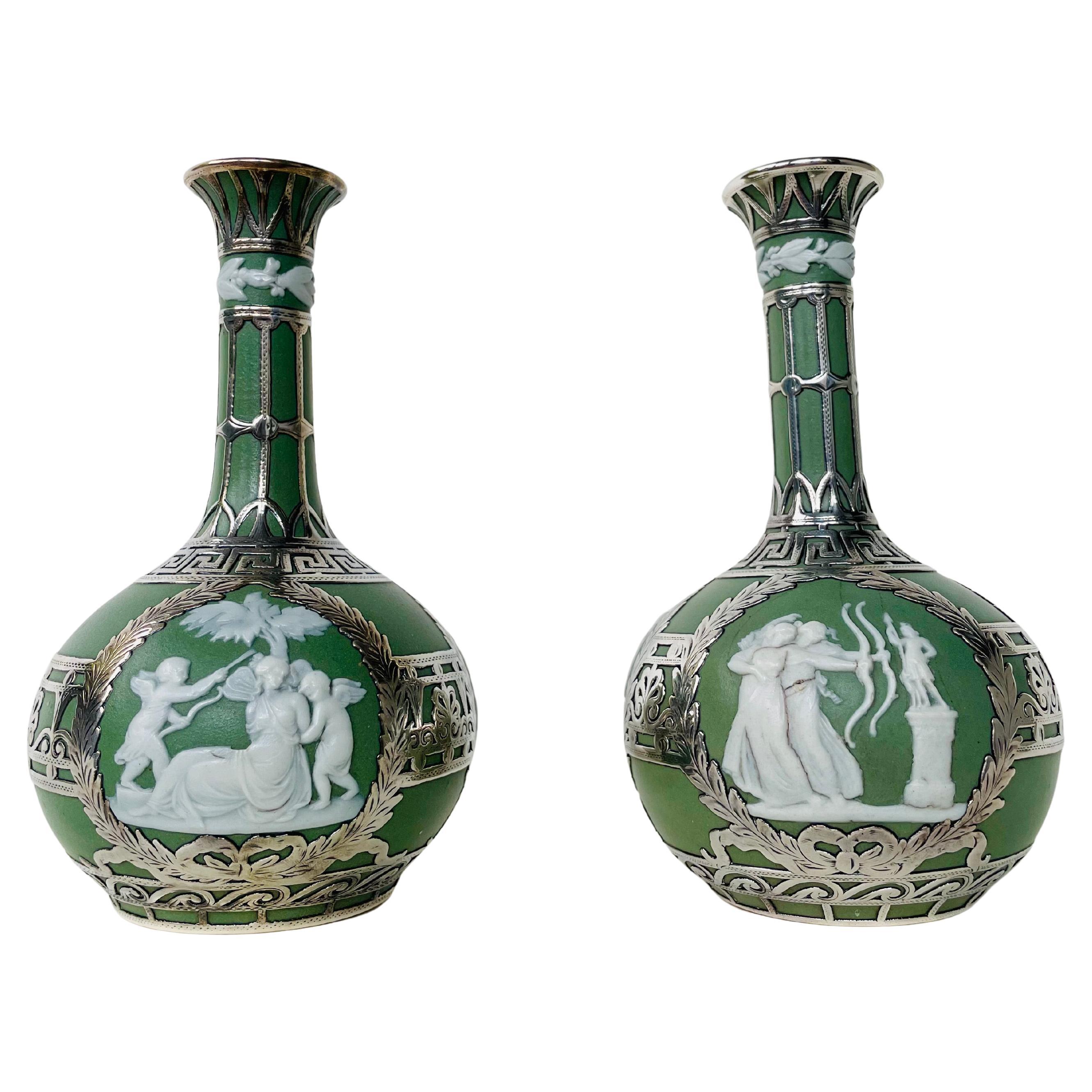Paire de vases Wedgwood vert Jasper Dip Stoneware incrusté d
argent en vente