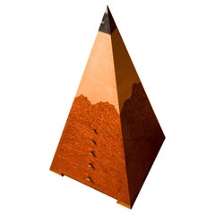 Cómoda Pirámide de Amboyna y Sicomoro. Siglo XXI