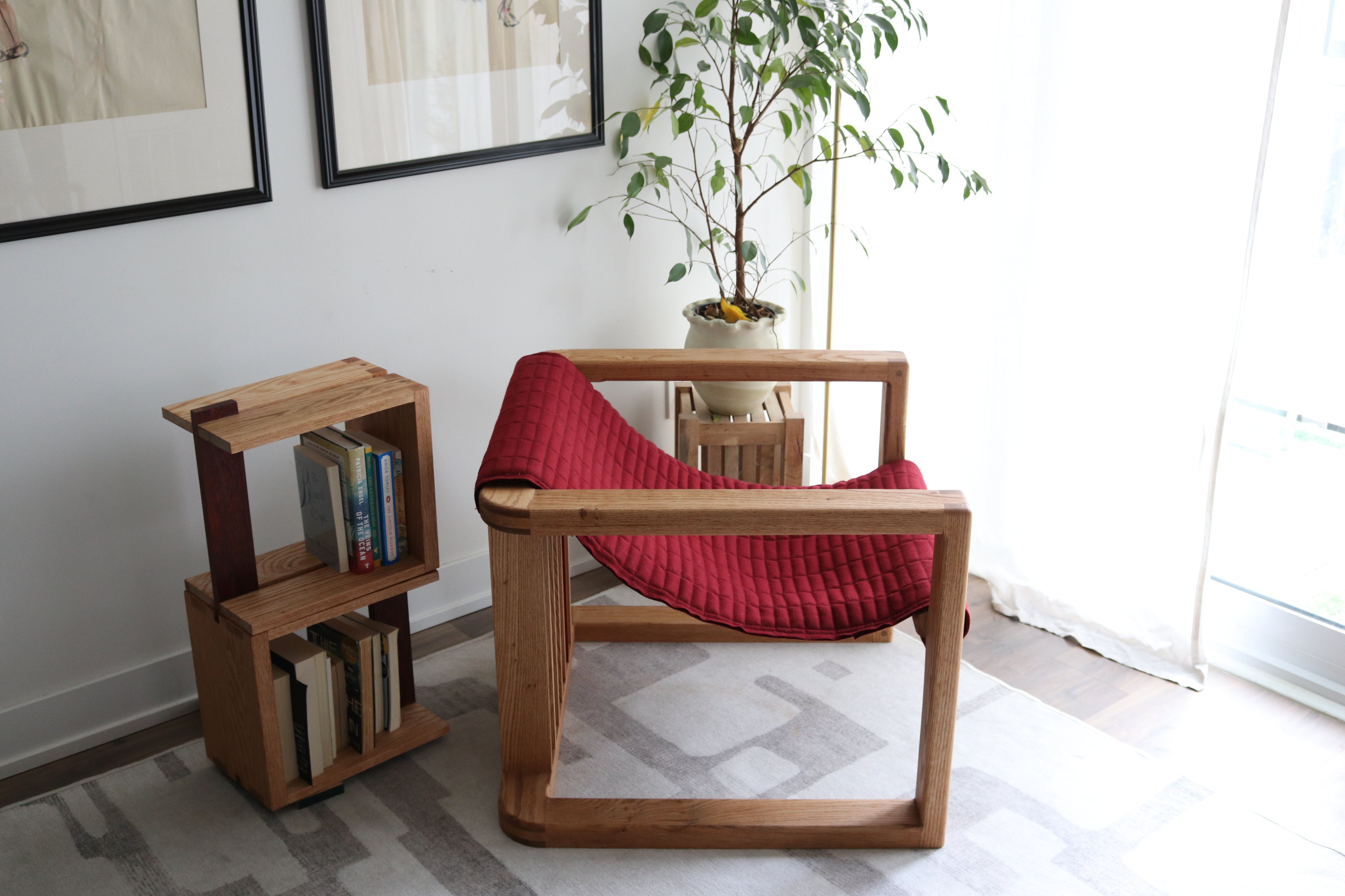 Esta silla artesanal es una celebración de los materiales naturales y el diseño atemporal. Construido exclusivamente con madera maciza, su marco elegante y robusto resalta la belleza de las vetas naturales de la madera, totalmente libre de pintura o