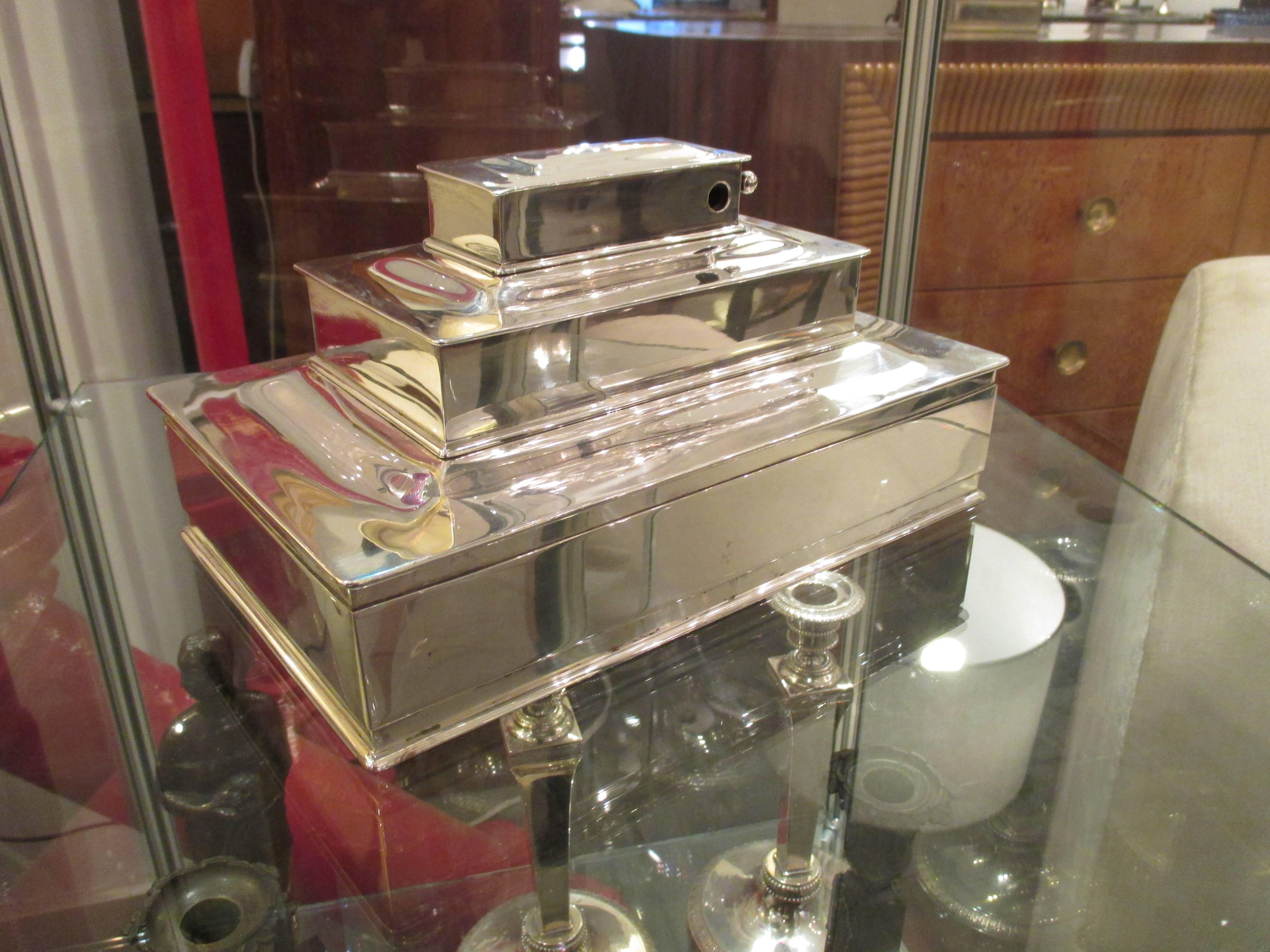 A fine Tiffany & Co. three-tier sterling silver box.
Marked : Tiffany / Sterling.
 