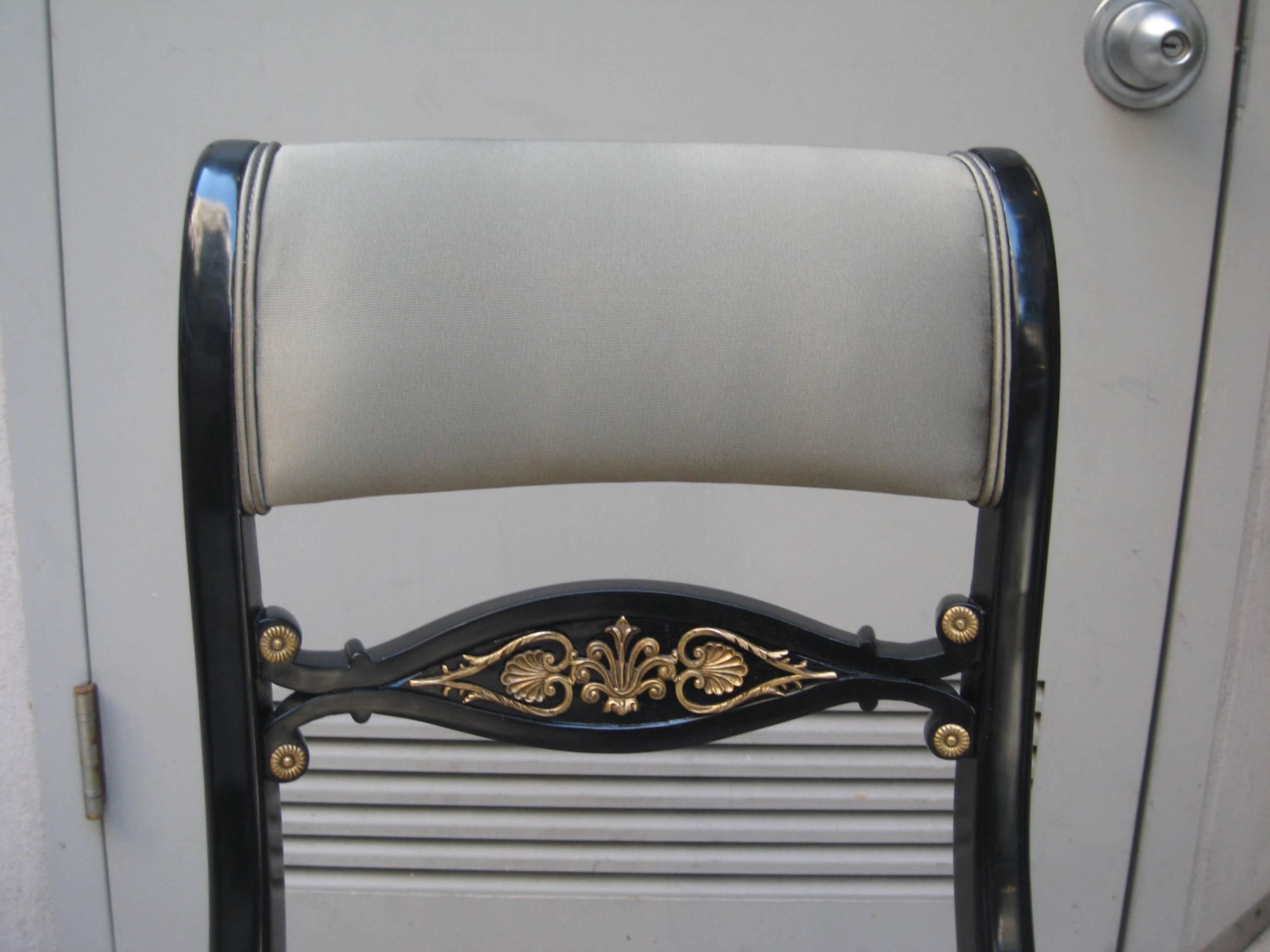 A fine pair of Regency ebonized side chairs.
Ebonized fruitwood with patinated bronze details.
Full professional by us.