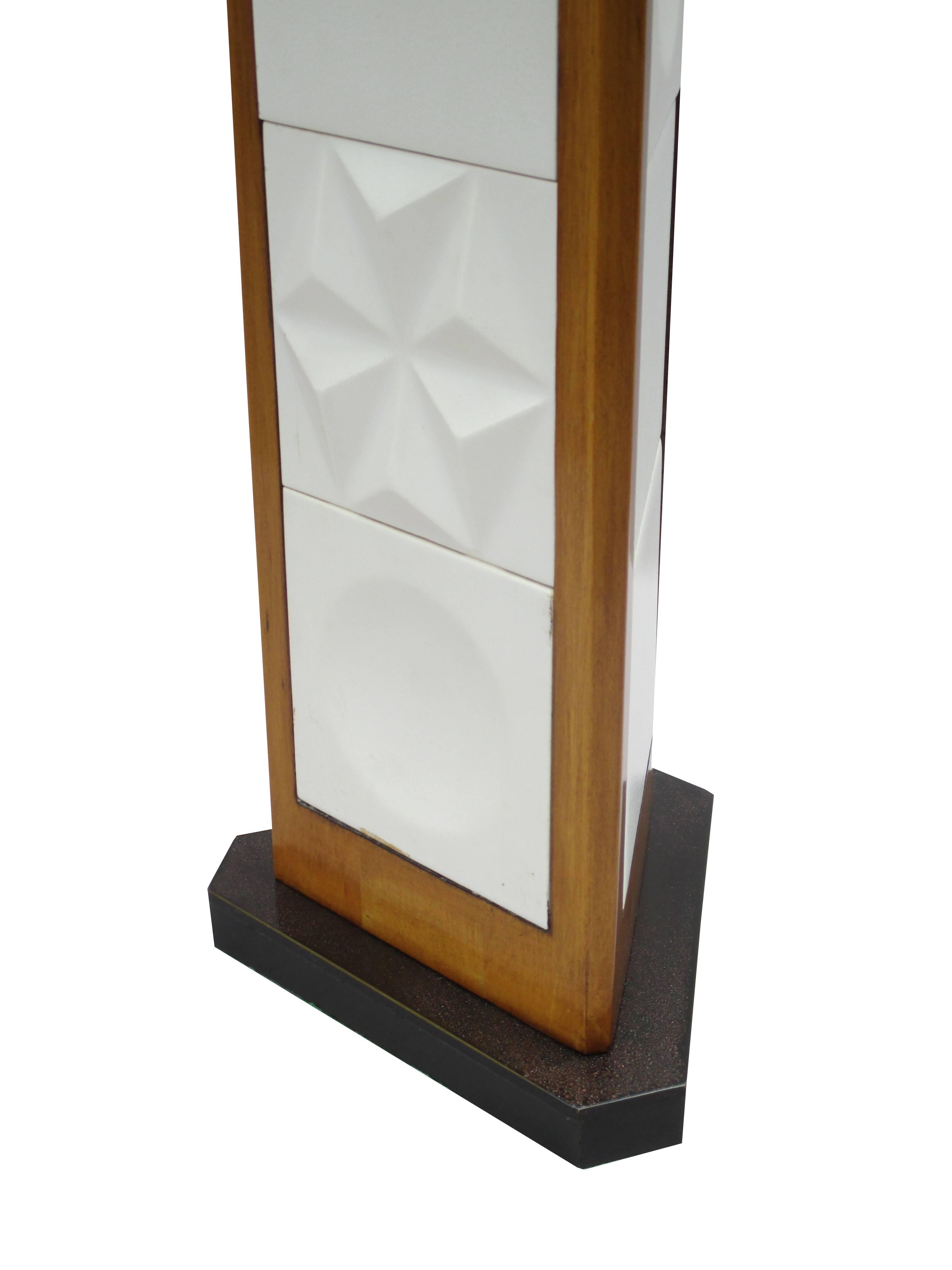 A pair of Modernist table lamps 
designed by George Nelson.
Triangular stem in walnut 
with matte white decorative ceramic tiles 
on a patinated bronze base.
Tiles also designed by George Nelson 
for the Pomona Tile Co. California.
