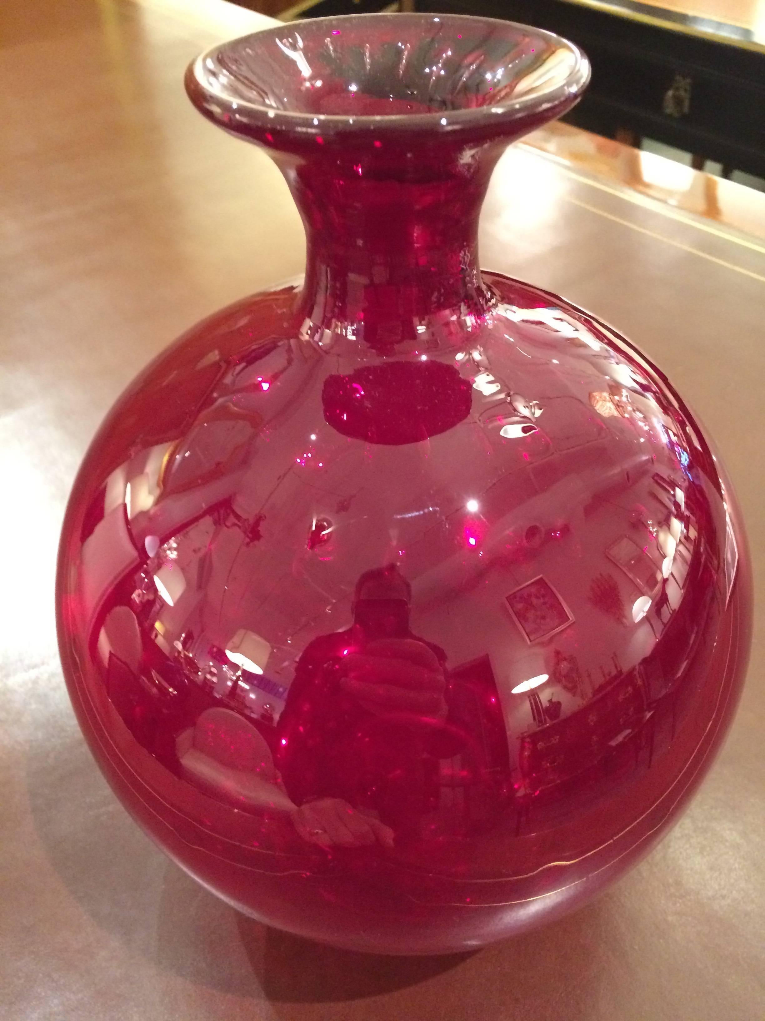 A Paolo Venini. 'A Bolle' Murano glass vase.
Murano glass, clear and ruby-red with air-inclusions. 
Signed: Venini Murano Italia.