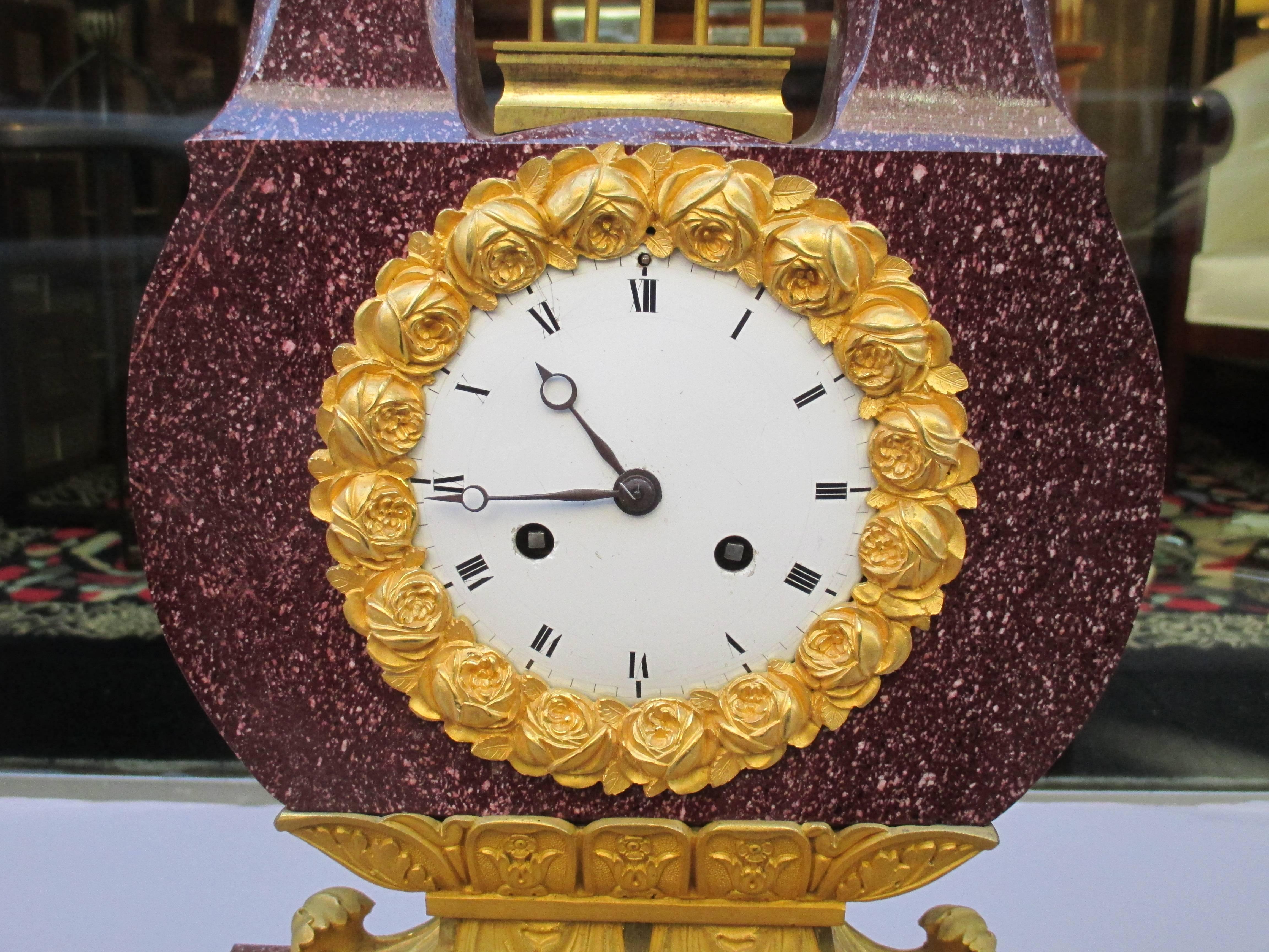 Français Très belle horloge lyre impériale Charles X en porphyre en vente