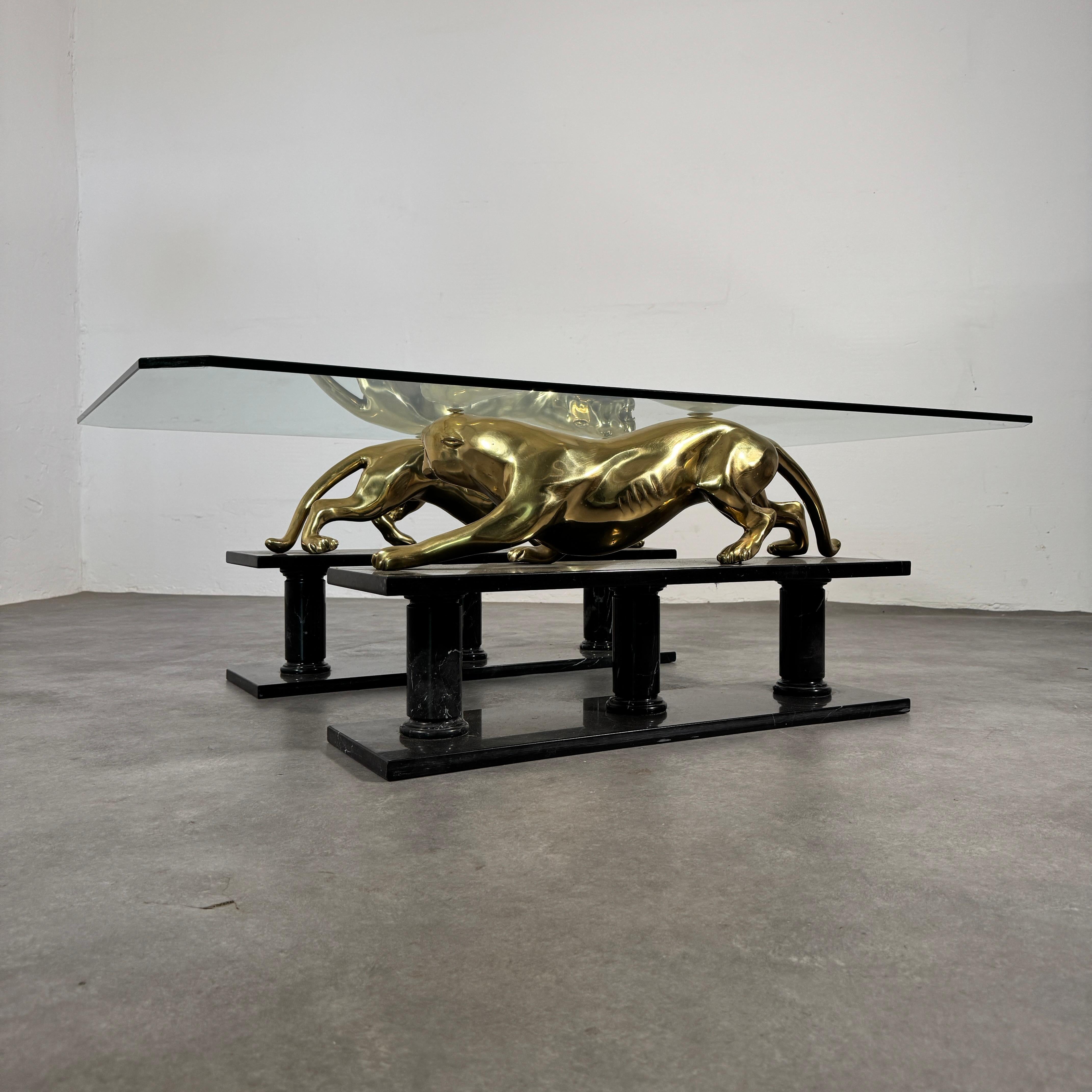 Français Table basse du milieu du siècle 'Maison Jansen' Léopards plaqués or sur marbre, 1970. en vente
