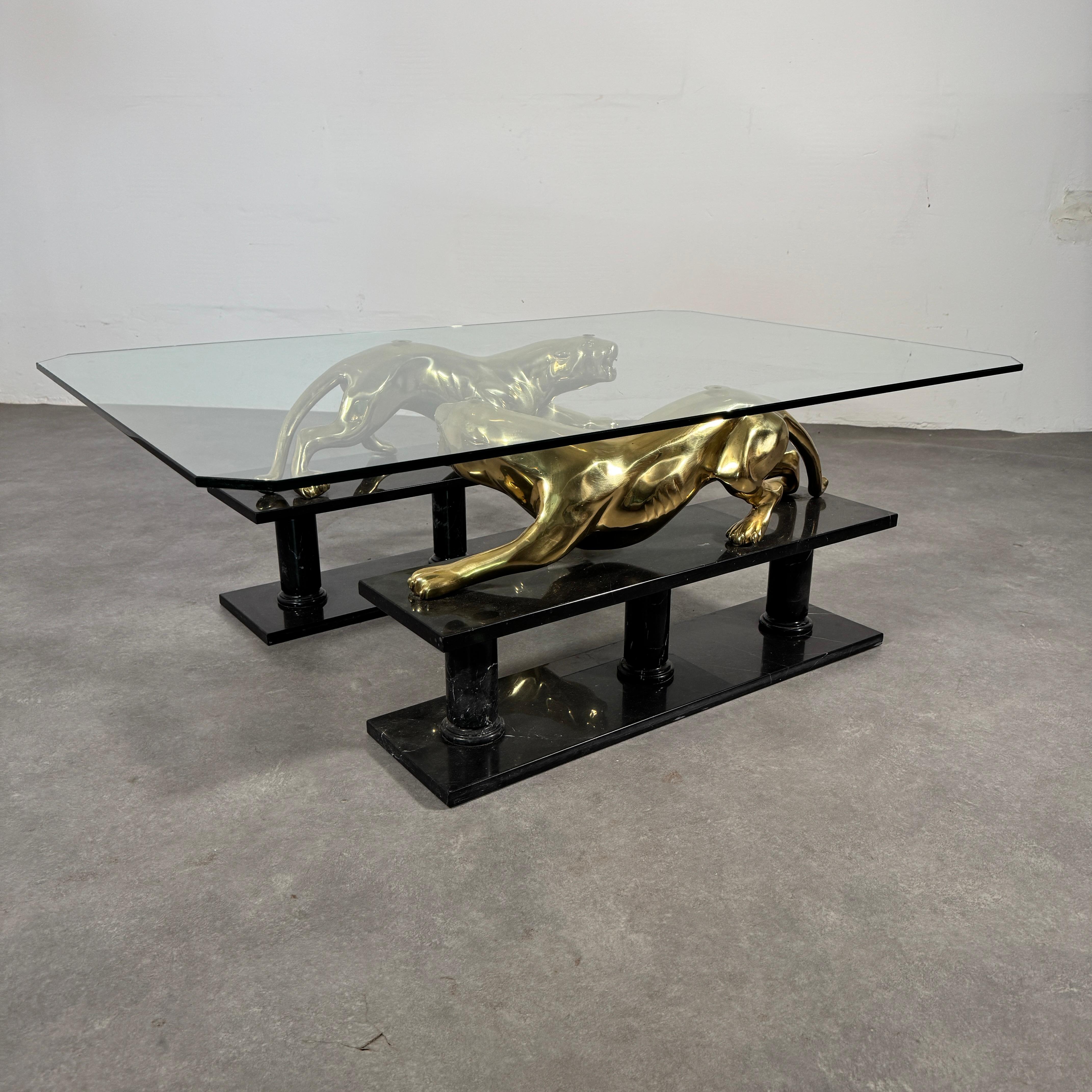 Table basse du milieu du siècle 'Maison Jansen' Léopards plaqués or sur marbre, 1970. Bon état - En vente à CASTENRAY, NL