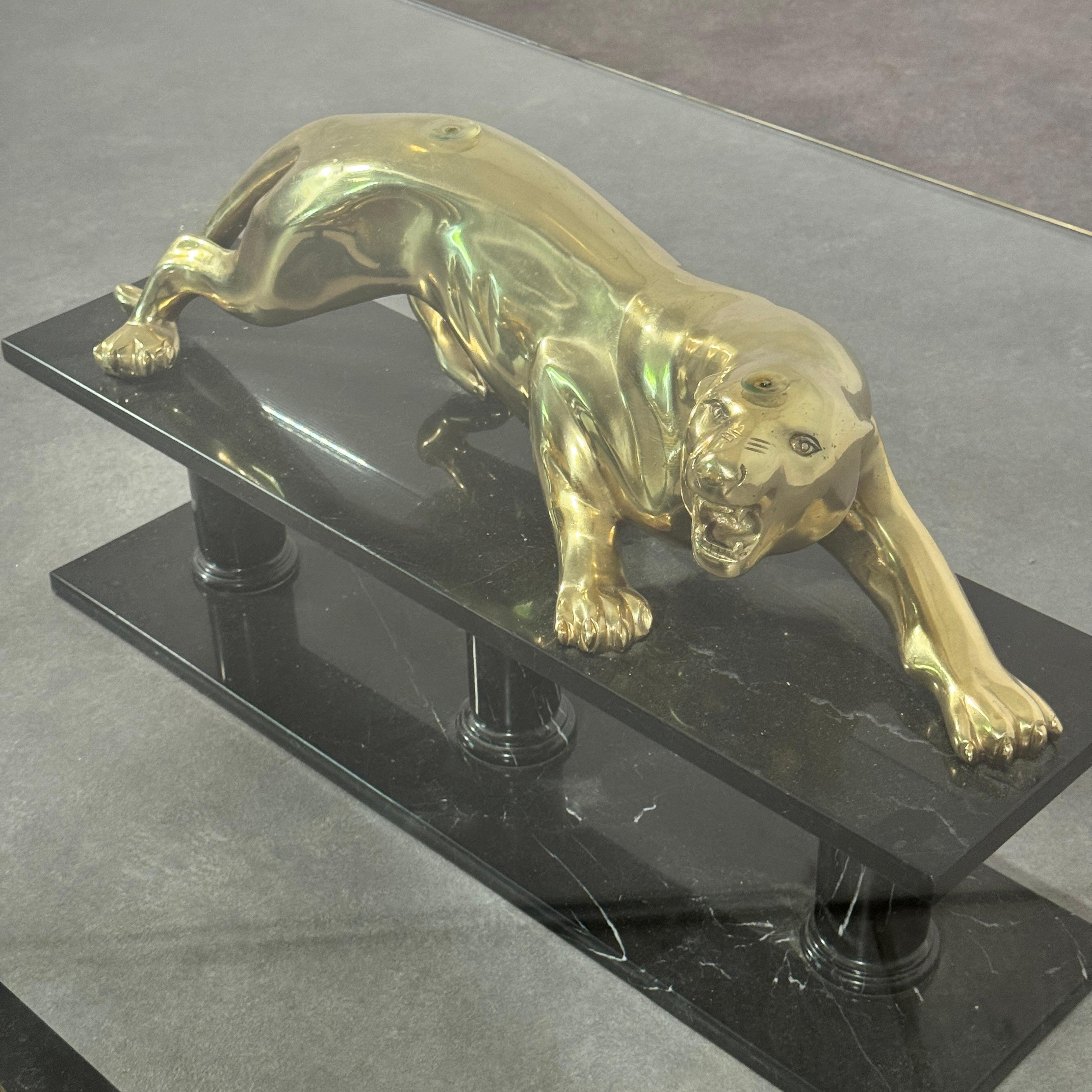Table basse du milieu du siècle 'Maison Jansen' Léopards plaqués or sur marbre, 1970. en vente 4