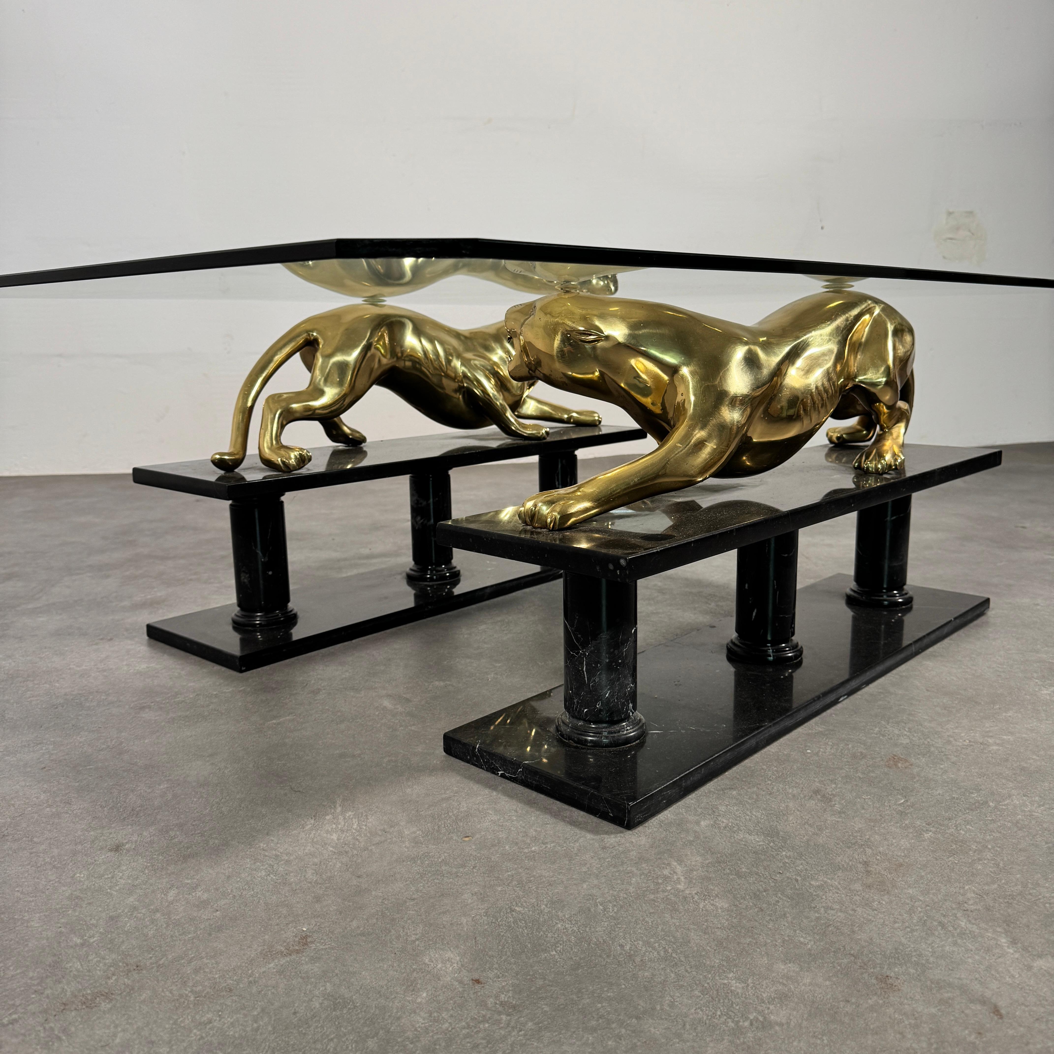 Table basse du milieu du siècle 'Maison Jansen' Léopards plaqués or sur marbre, 1970. en vente 5
