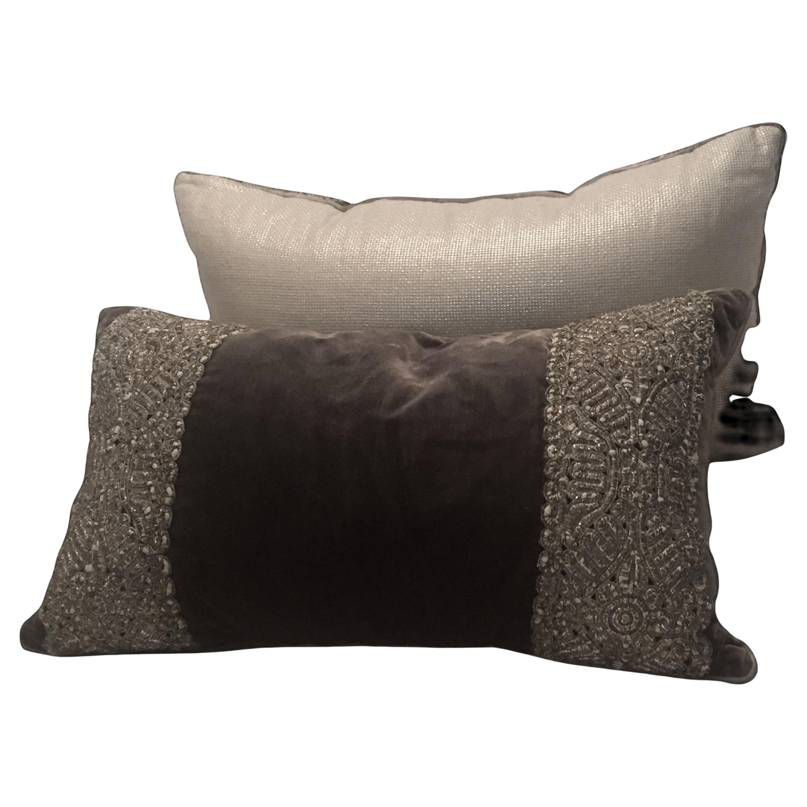 Almohada de Terciopelo de Seda Panné Espresso Antiguo con Paneles Bordados en Plata