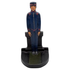 solide Art déco des années 1920 Judd Co. Butoir de porte Bellhop en fonte bleue