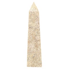 Extra großer Obelisk aus fossilem Stein – prähistorische architektonische Skulptur aus Kalkstein