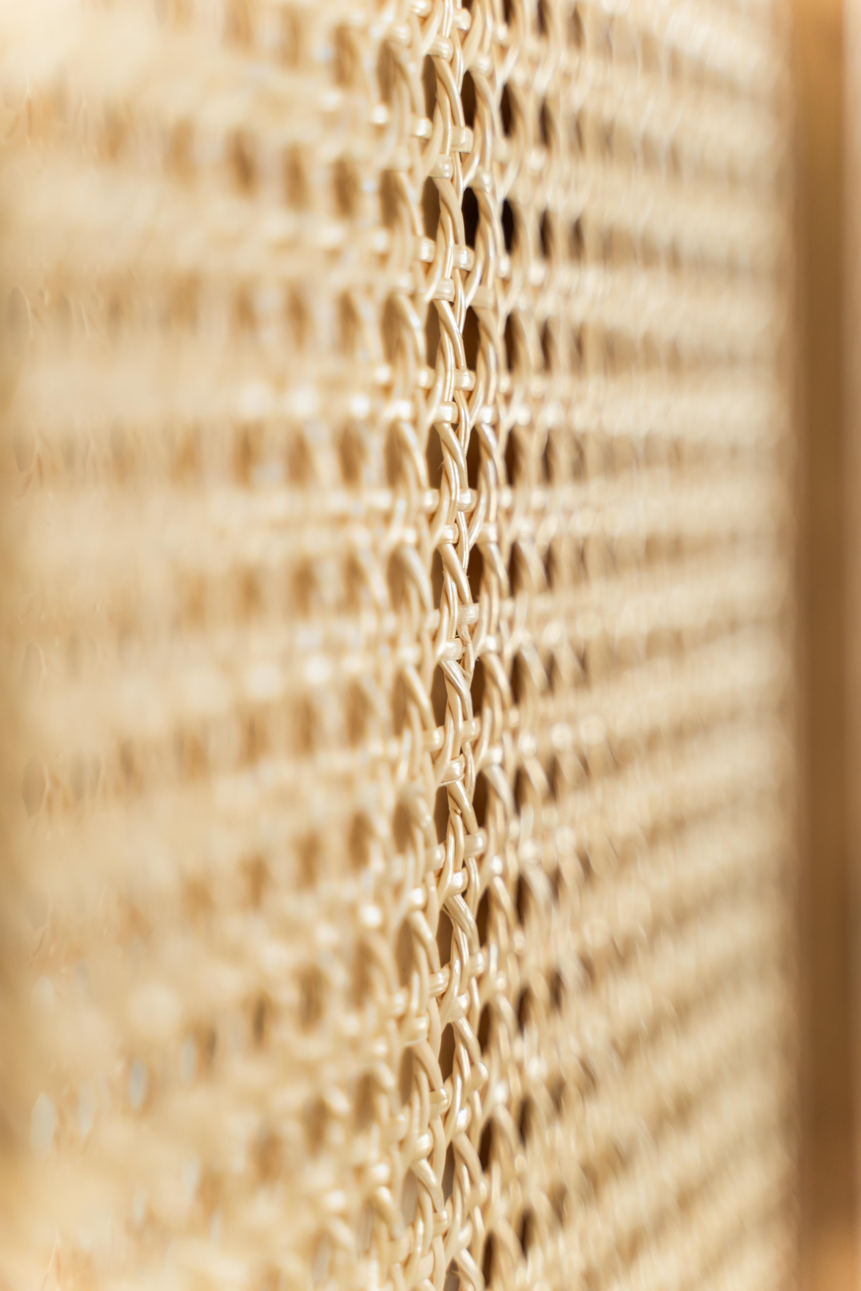 Tori – handgefertigter Raumteiler aus Holz und Naturschilfrohr Webbing im Angebot 8