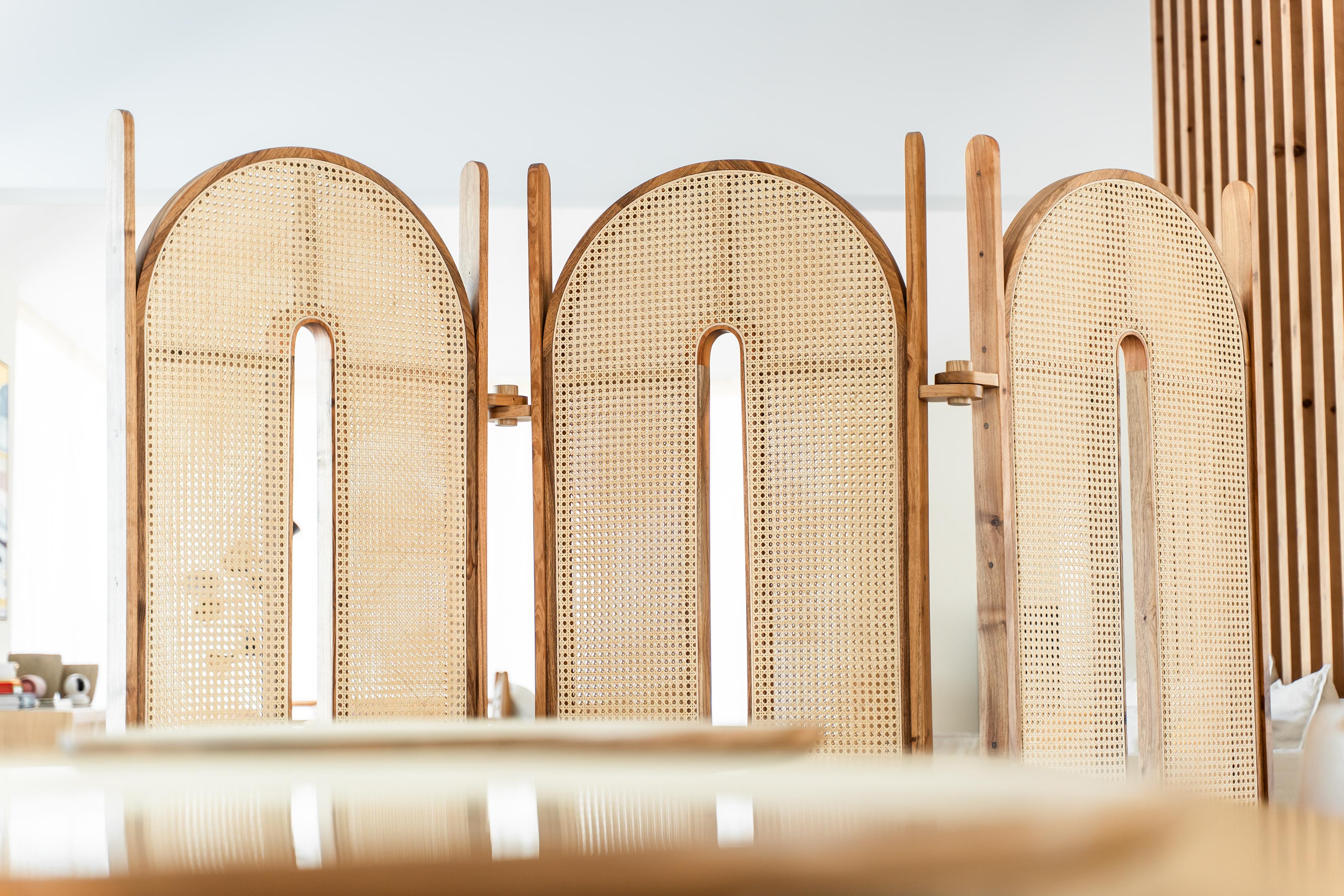 Tori – handgefertigter Raumteiler aus Holz und Naturschilfrohr Webbing (Handgeschnitzt) im Angebot