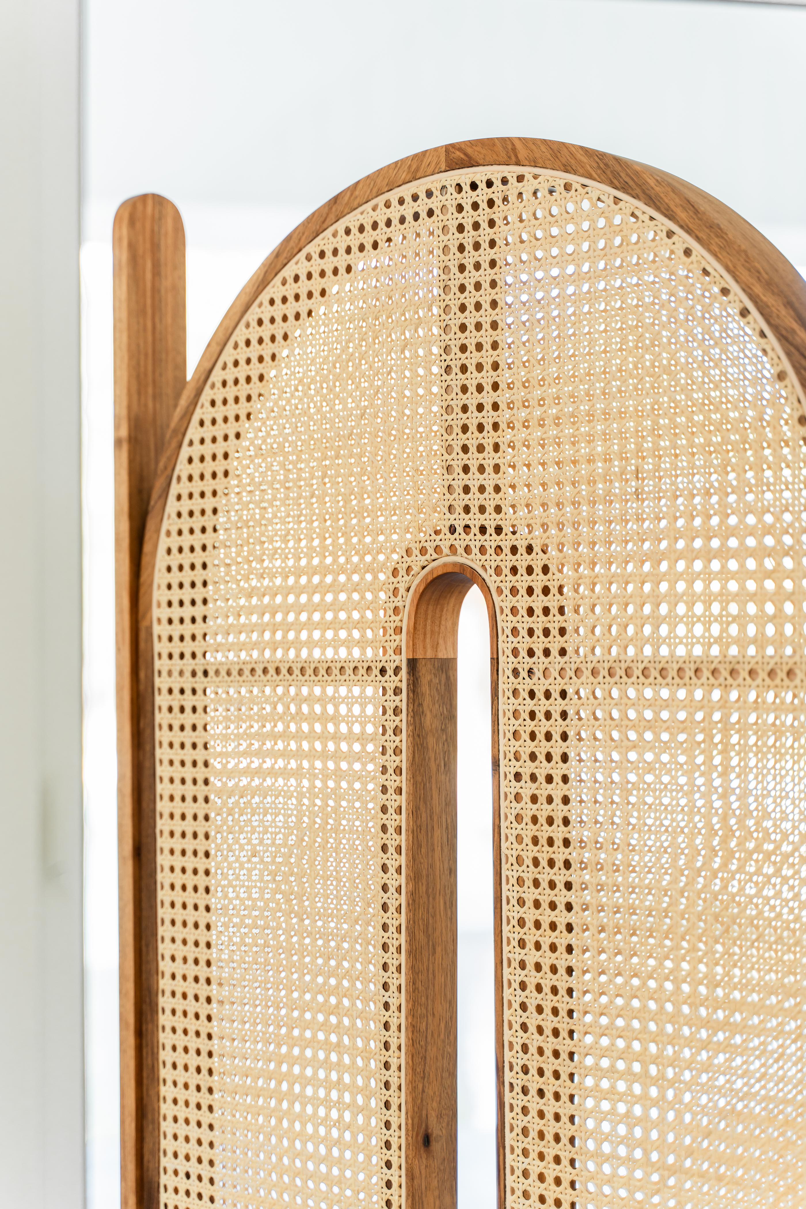 Tori – handgefertigter Raumteiler aus Holz und Naturschilfrohr Webbing im Angebot 7