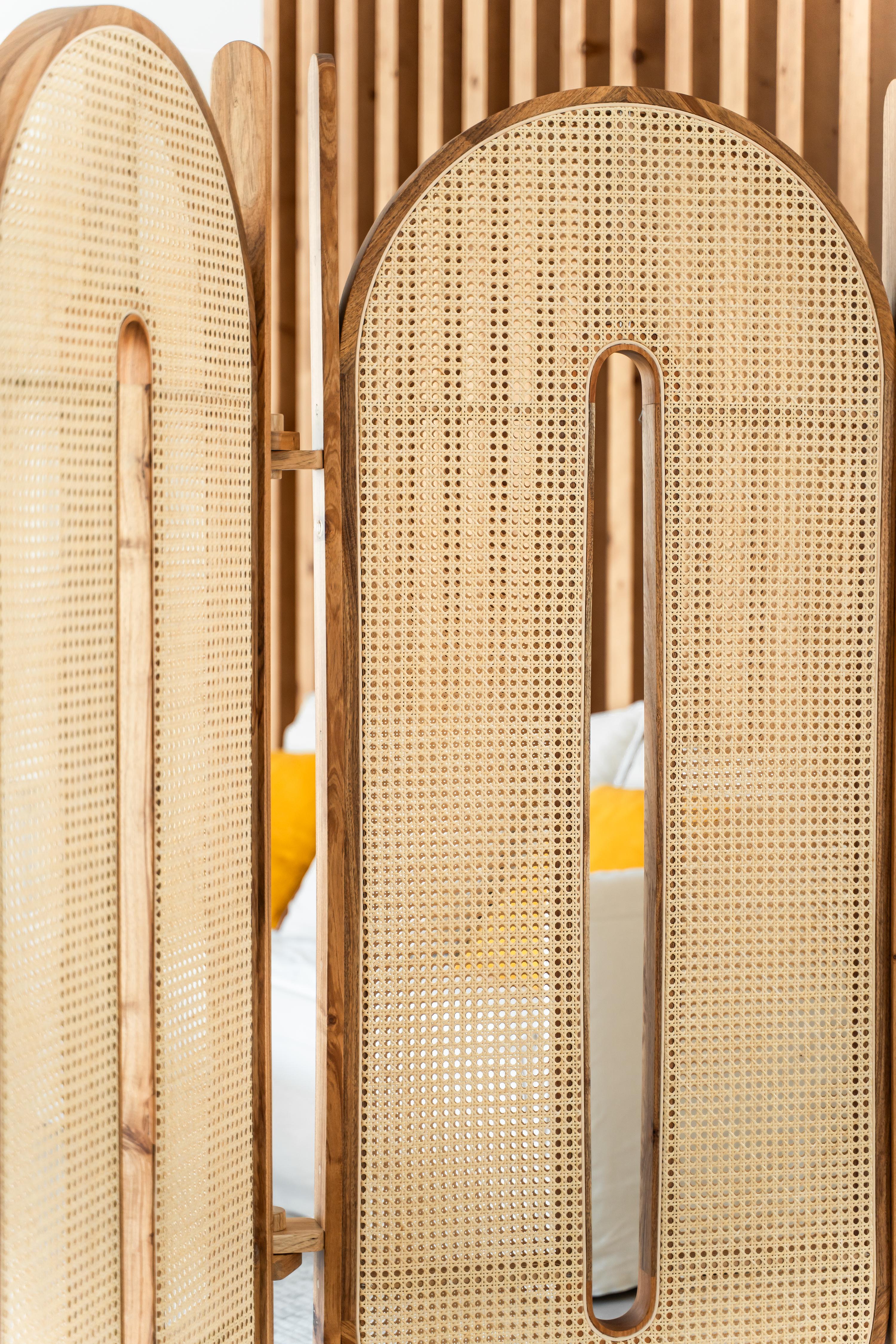 Tori – handgefertigter Raumteiler aus Holz und Naturschilfrohr Webbing im Angebot 6