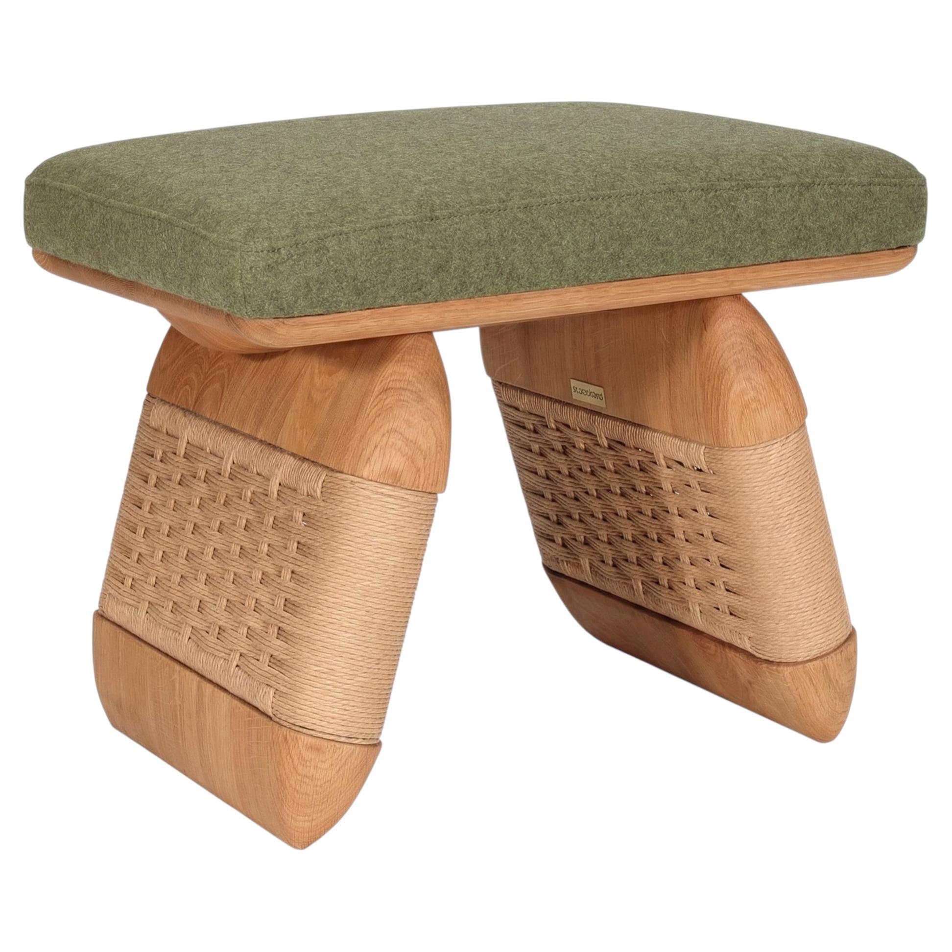 Wabi-Hocker aus Massivholz mit Eichenholz-Akzenten und handgewebter dänischer Kordel im Angebot