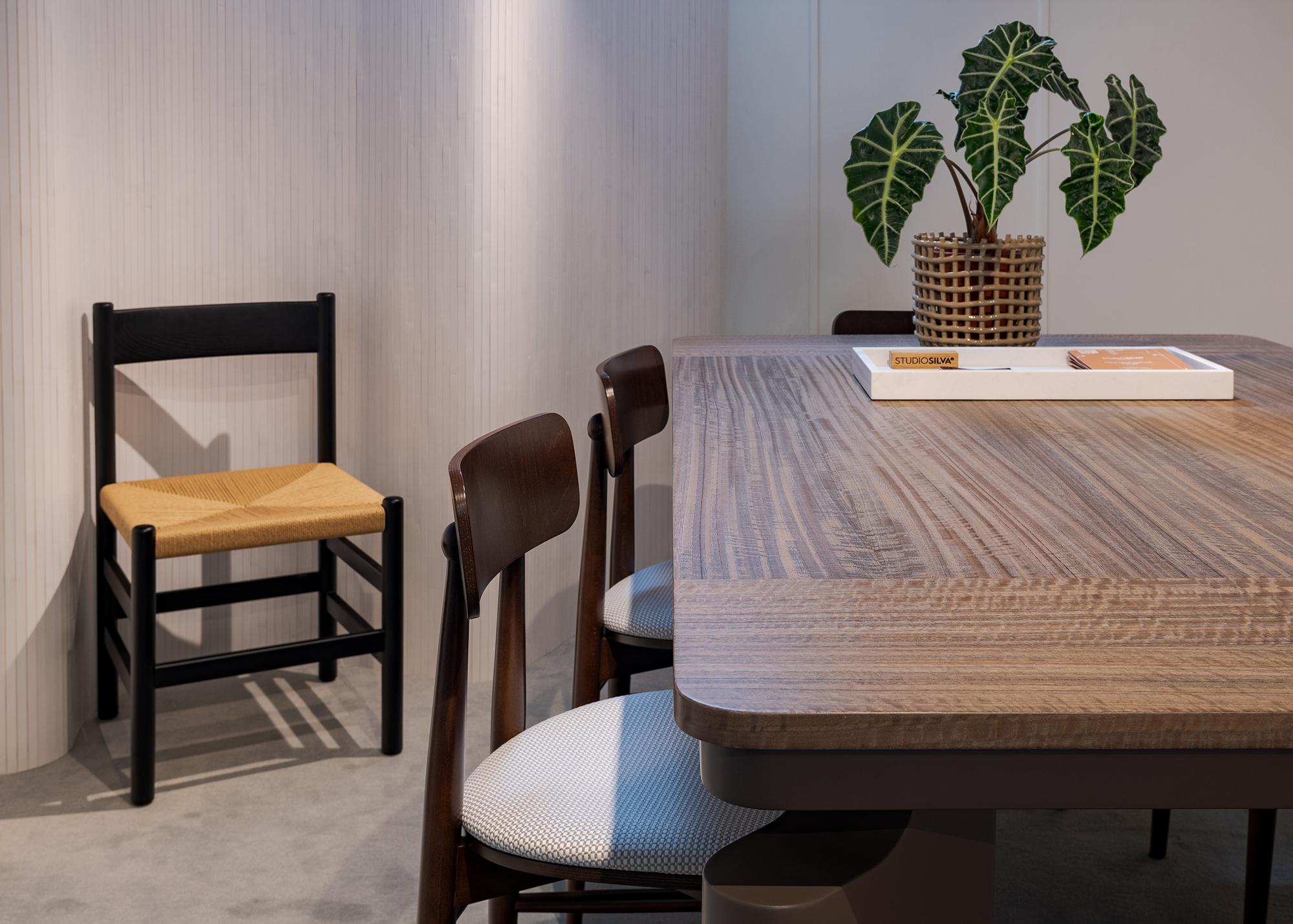 Modern Maki Dining Table – Contemporary Eucalyptus Veneer Table with Sculptural Lacquer For Sale