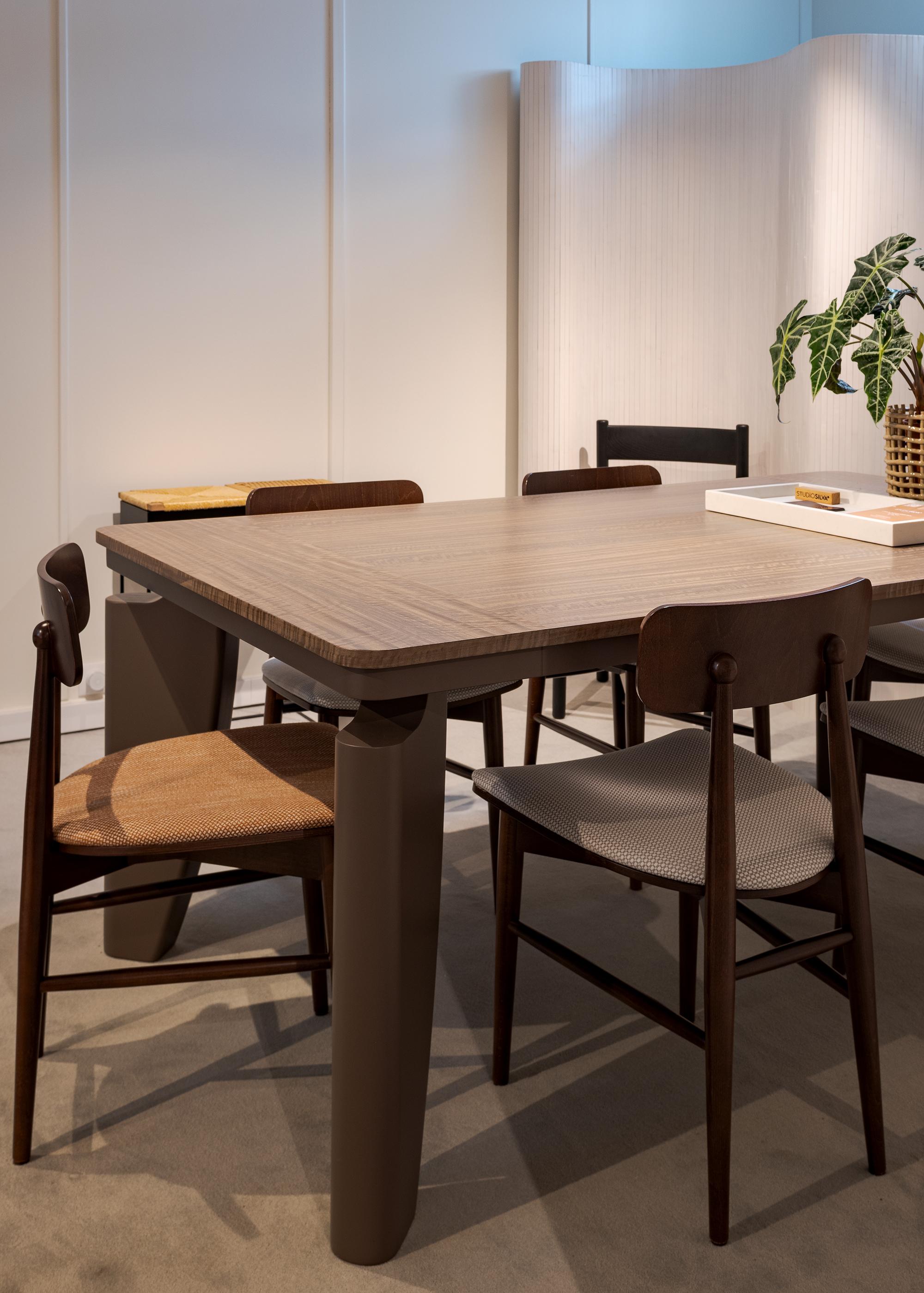 Maki Dining Table – Contemporary Eucalyptus Veneer Table with Sculptural Lacquer In New Condition For Sale In Baguim Do Monte, PT