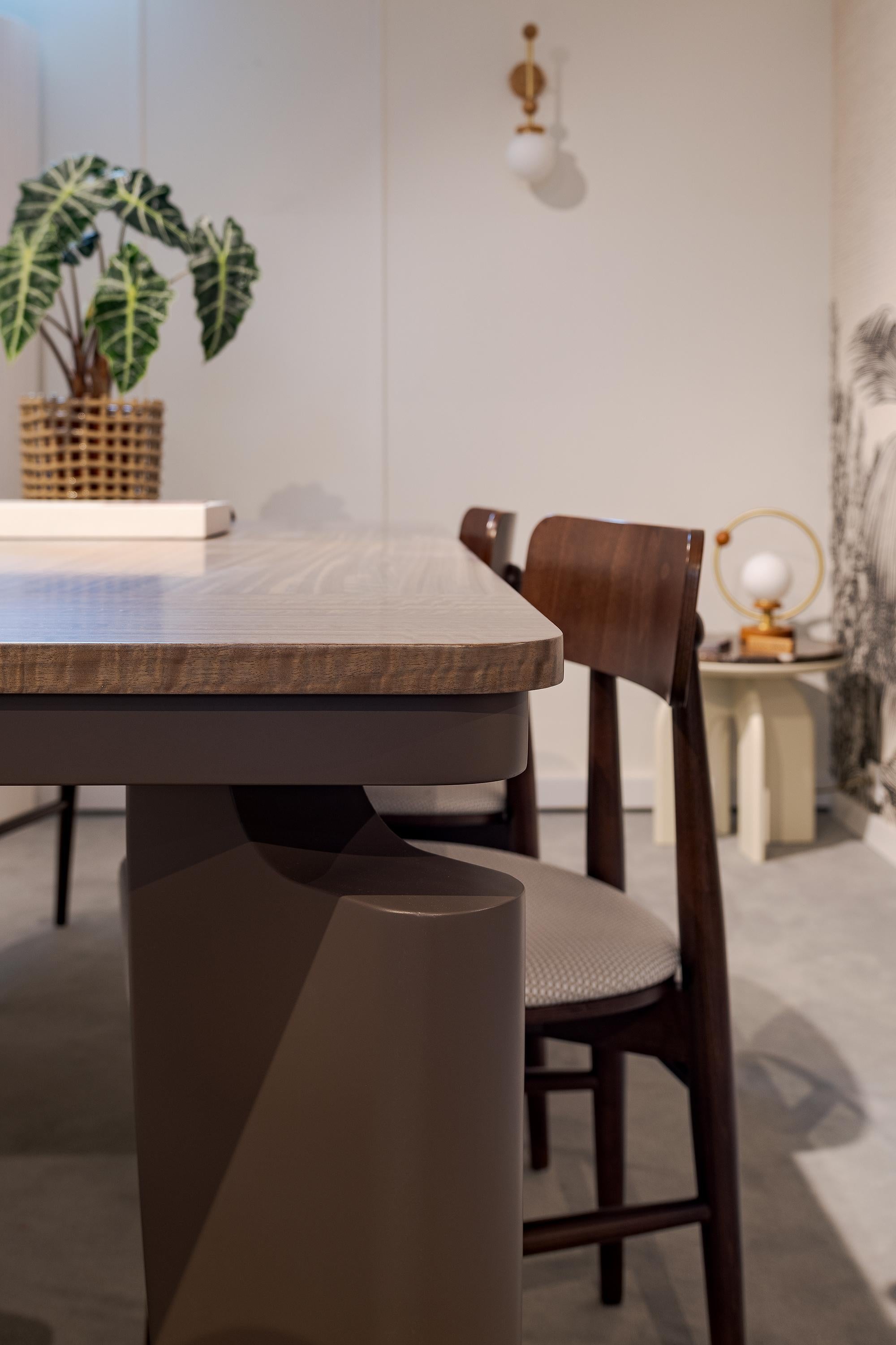 Maki Dining Table – Contemporary Eucalyptus Veneer Table with Sculptural Lacquer For Sale 1