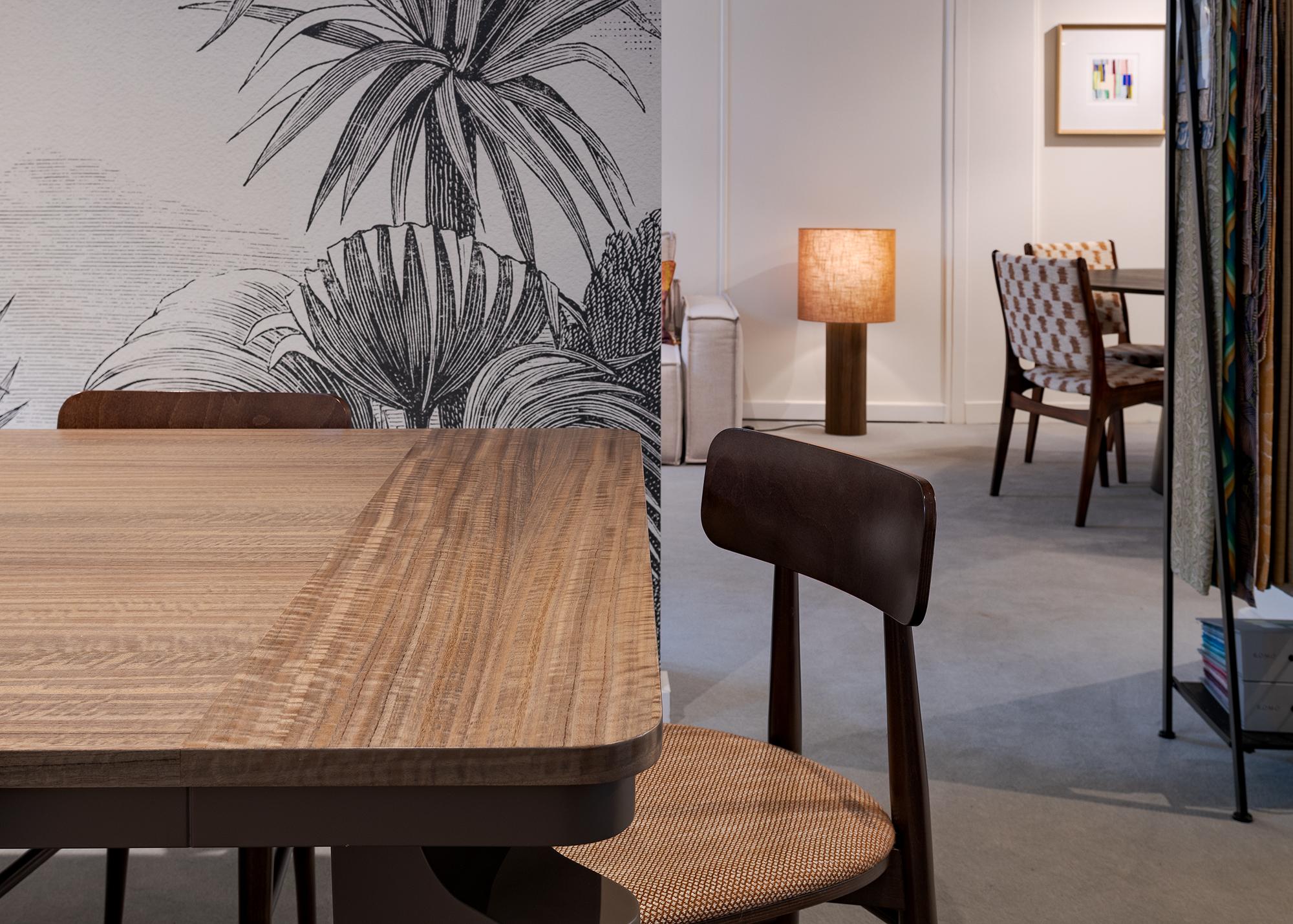 Maki Dining Table – Contemporary Eucalyptus Veneer Table with Sculptural Lacquer For Sale 2