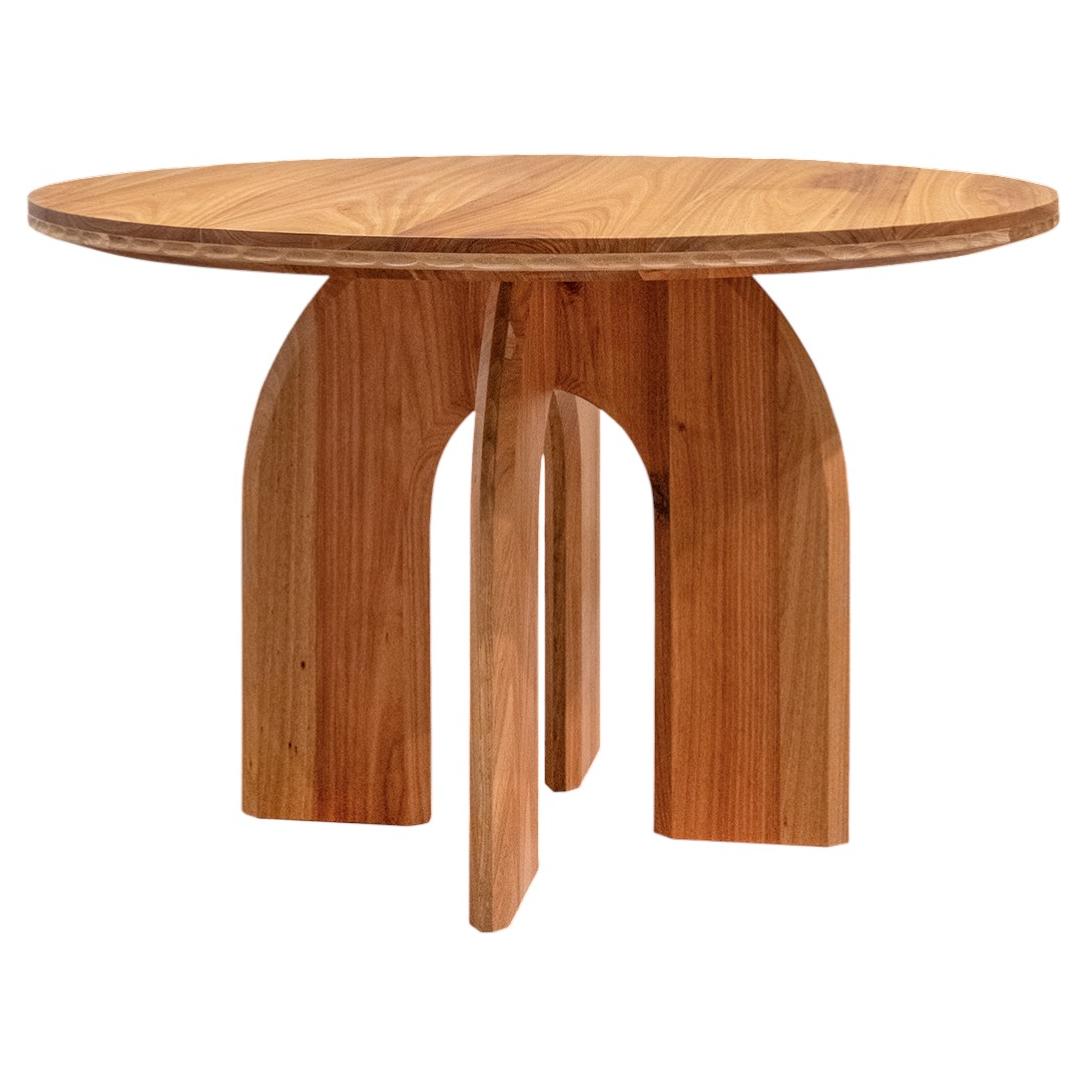 Mesa de comedor redonda Hana II: mesa de comedor escultural de madera maciza de acacia y roble en venta