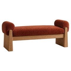 Banc Hibi – Banc sculptural en chêne massif recouvert de mohair Pierre Frey