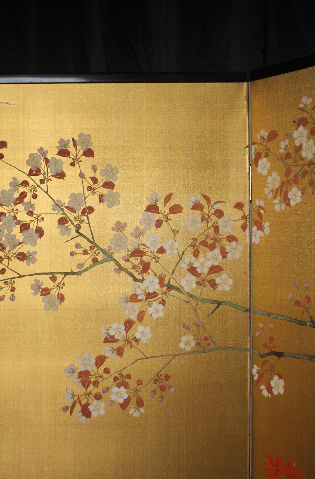 B35 Japanische Antiquitäten Goldhintergrund Blumen Faltwand, 2-tlg. (Handbemalt) im Angebot