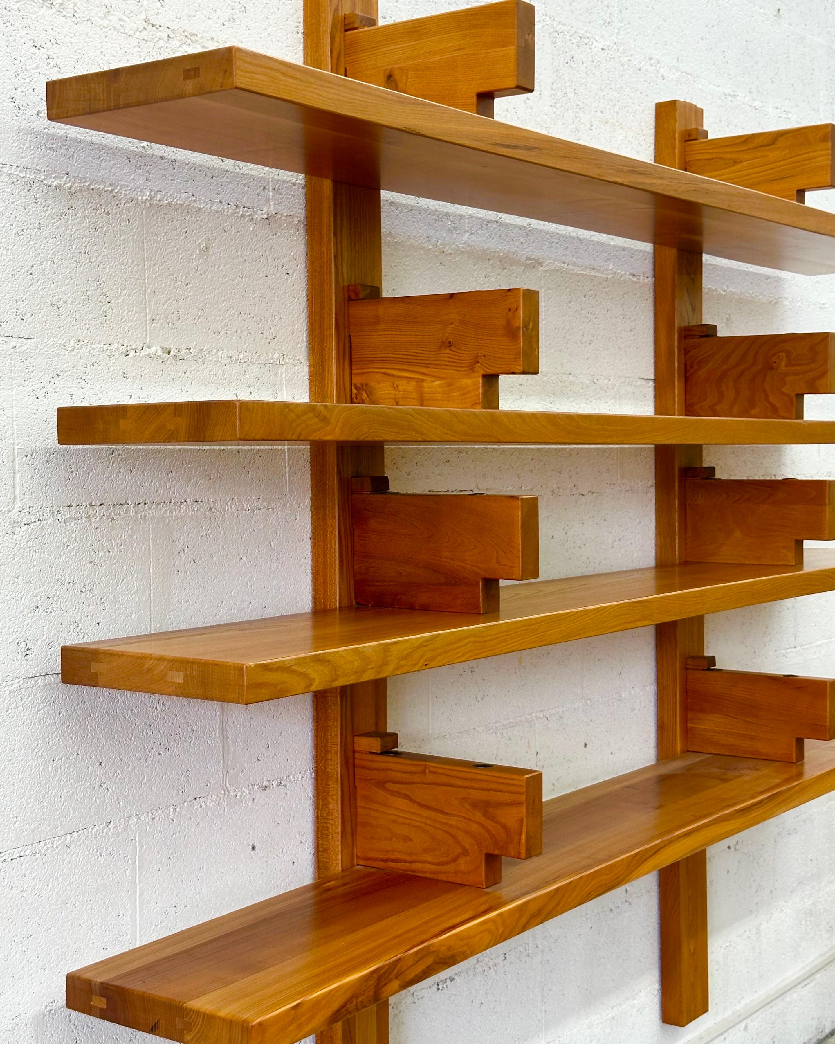 Français Bibliothèque ancienne Pierre Chapo 'B17B' en orme massif France en vente