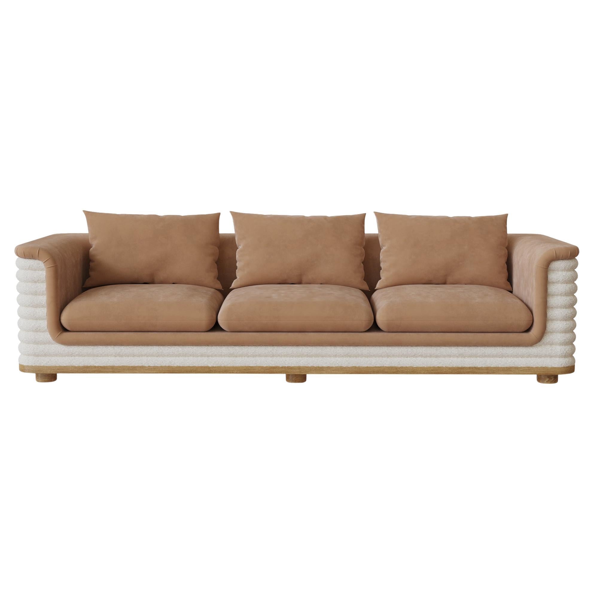 Nolita-Hafen Céline  Sofa kombiniert die Weichheit des Bouclé-Stoffes mit der üppigen Textur von Samt und schafft so eine anspruchsvolle und einladende Sitzgelegenheit für jedes Zuhause. Das Sofa Céline zeichnet sich durch ein einzigartiges