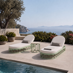 Tumbona de exterior Toulon en lacado RAL 6019 con base escultural en forma de ola