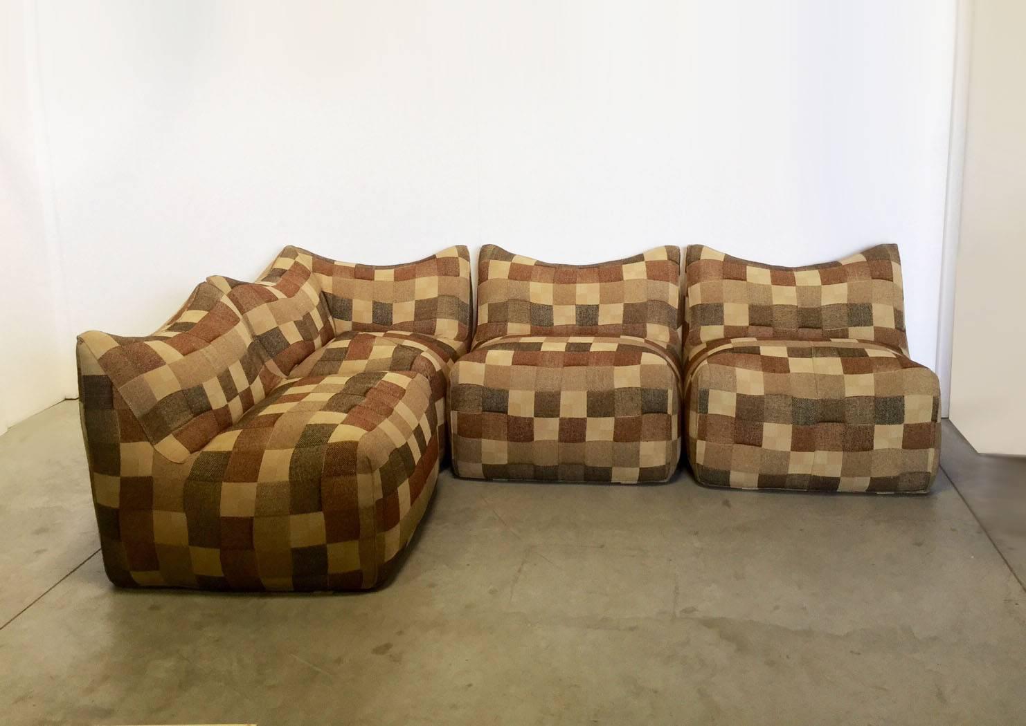 Four seats sofa designed by Mario Bellini for B&B Italia in 1972, beautiful cotton checkered fabric in very good condition, dove gray, brown and ecru color.
Also the upholstery is in excellent condition.
This set, interesting for the corner, can