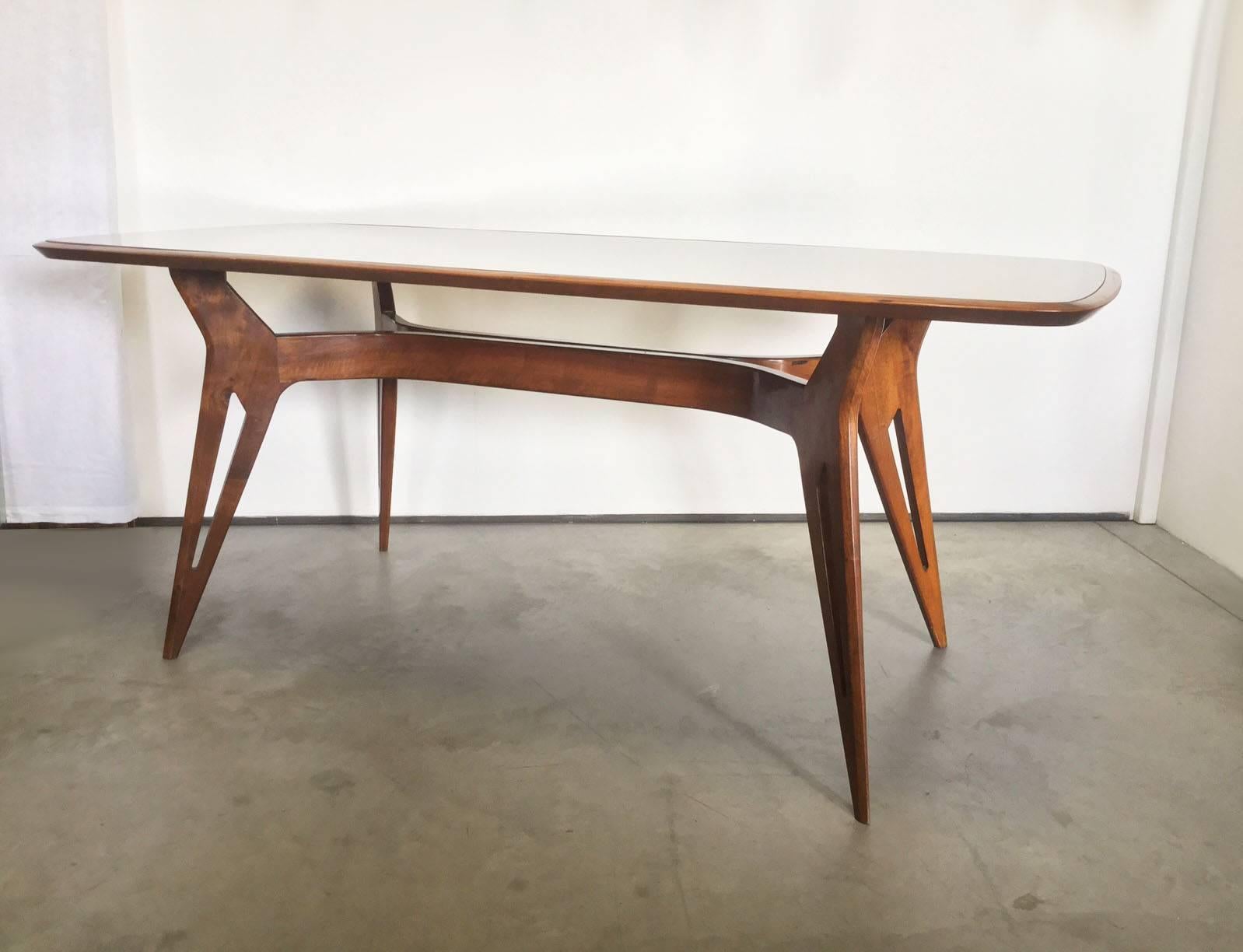Beautiful dining table, sculptural base in walnut wood with four triangular legs linked by a crossing wood, gold opaline top.
Design attributed to Ico Parisi, 1950.