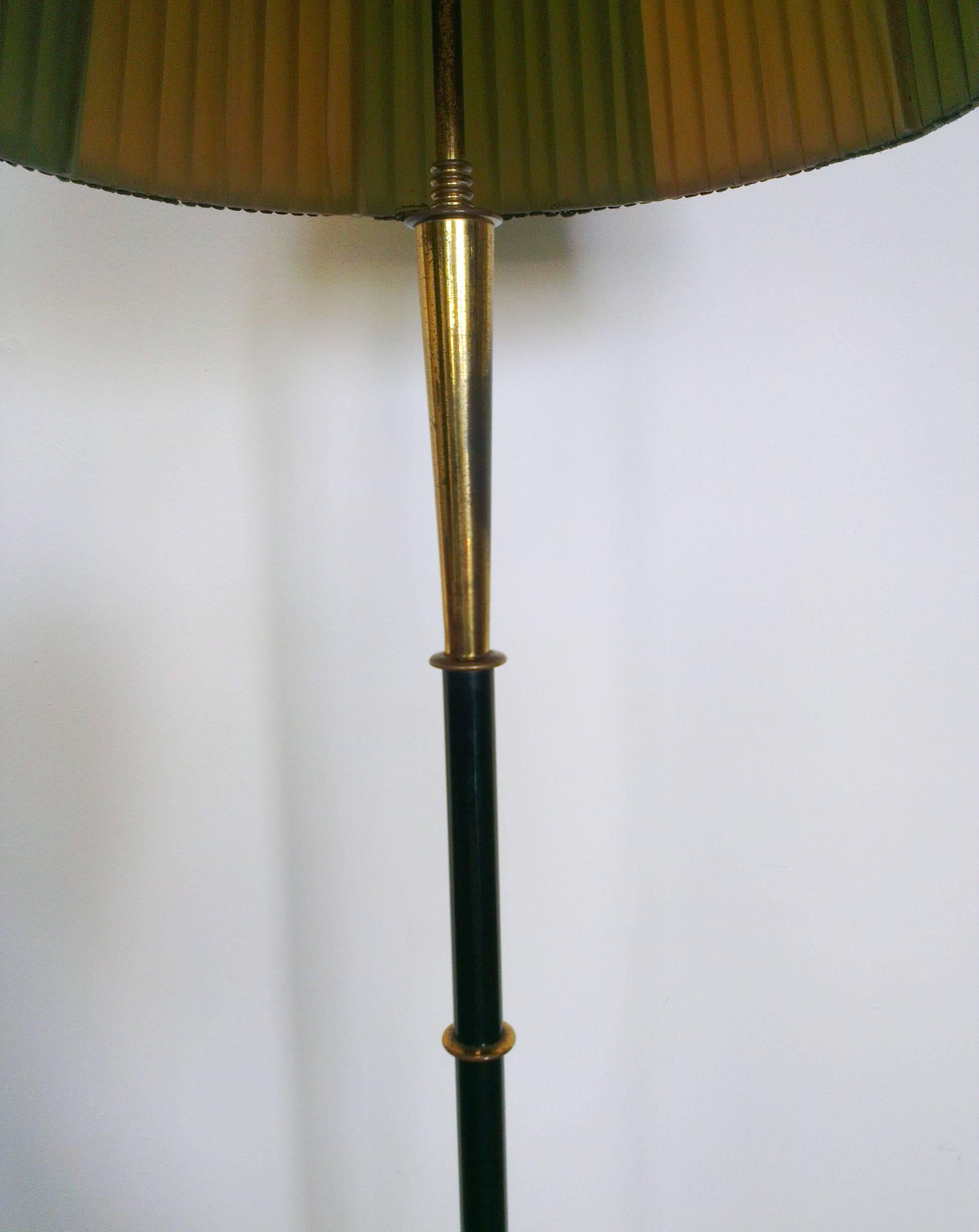 Beautiful floor lamp with bras stem black lacquered and bamboo shaped, five little brass arms are the base of the lamp, the diffuser is a silk fabric shadow.
Very nice model manufactured in Italy in the 1950s.