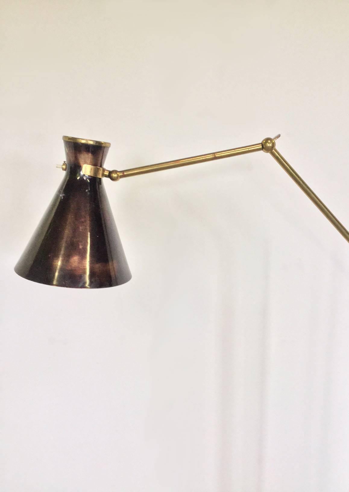 Beautiful floor lamp commissioned by Gio Ponti for Parco die Principi Hotel in Sorrento, manufactured by Fontana Arte in 1950.
Brass and glass base with adjustable brass stem, the diffuser is a double cone black lacquered joint to the structure by