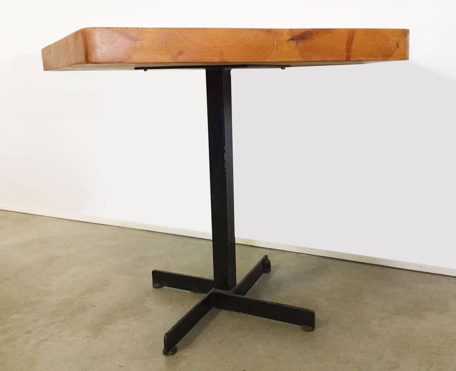 Beautiful pentagonal table designed by Charlotte Perriand for Les Arcs Ski Resort in 1960, very thick top in pine wood, black lacquered iron leg and feet.
Available also four chairs with straw seat and three doors sideboard pine wood and white