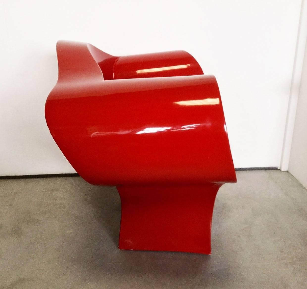 Beautiful large armchair designed by Ron Arad for Moroso in 1988. 
This model is the first edition with a full voluminous form and curved sculptured iconic design , made in red lacquered plastic useful also outdoor.

 