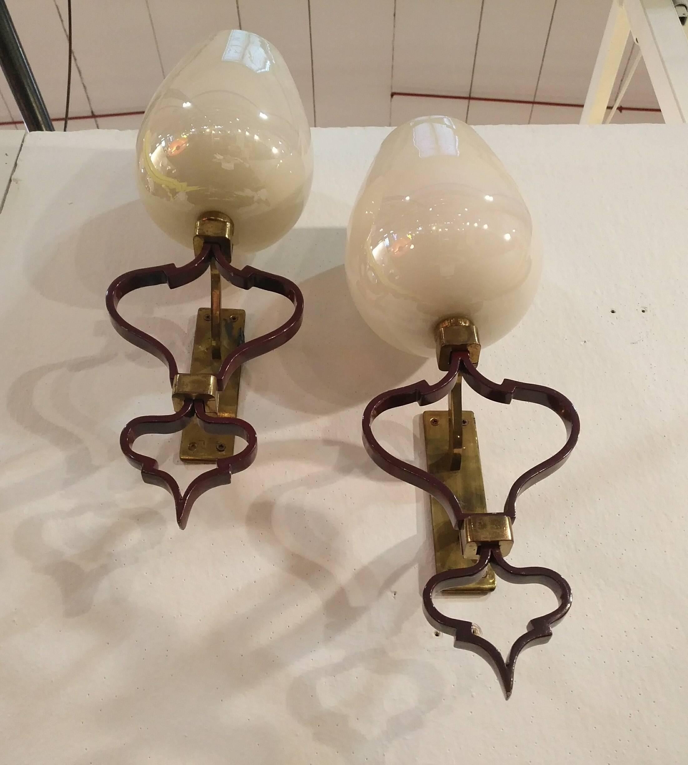 Pair of wall sconces with bordeaux lacquered brass and polished brass structure, large glass cup iridescent opaline as diffuser
The beautiful glass cups are made by Seguso Murano in 1950.