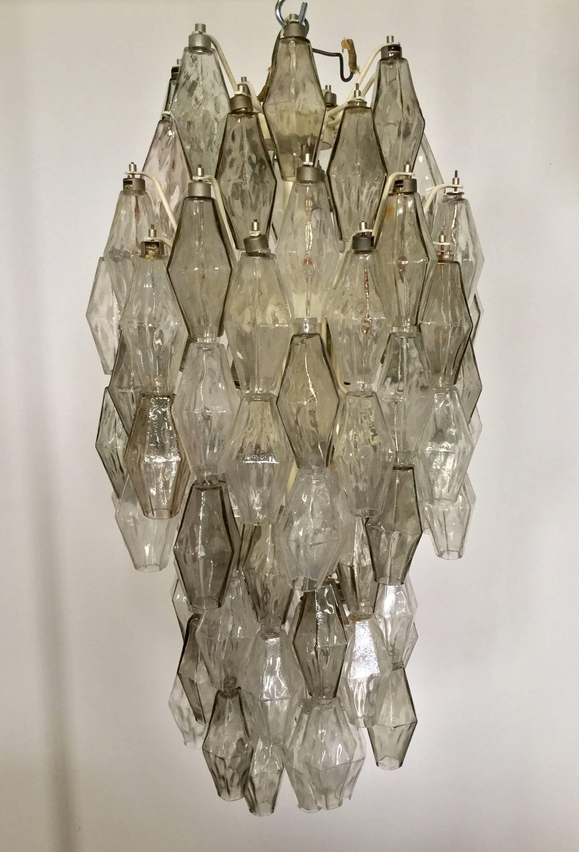 Large chandelier designed by Carlo Scarpa for Venini in 1960 
Beautiful polyhedral model with several elements white transparent and black transparent rare colors 
White lacquered metal frame original in all parts.